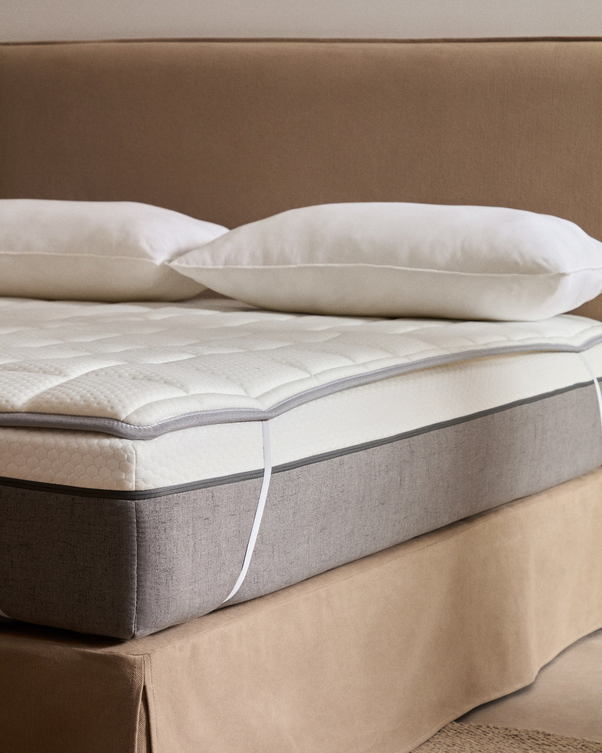 Freya Matratzen Topper 140 x 190 cm in Weiss präsentiert im Onlineshop von KAQTU Design AG. Matratze ist von Kave Home