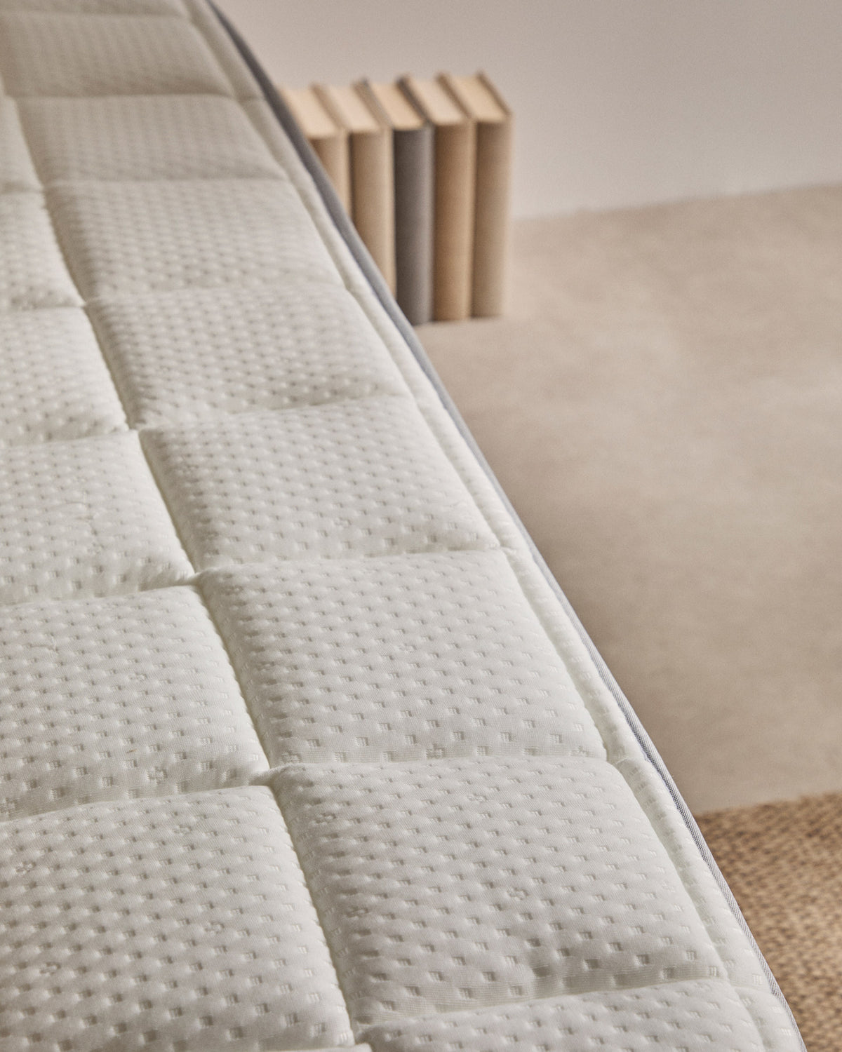 Freya Matratzen Topper 180 x 200 cm in Weiss präsentiert im Onlineshop von KAQTU Design AG. Matratze ist von Kave Home