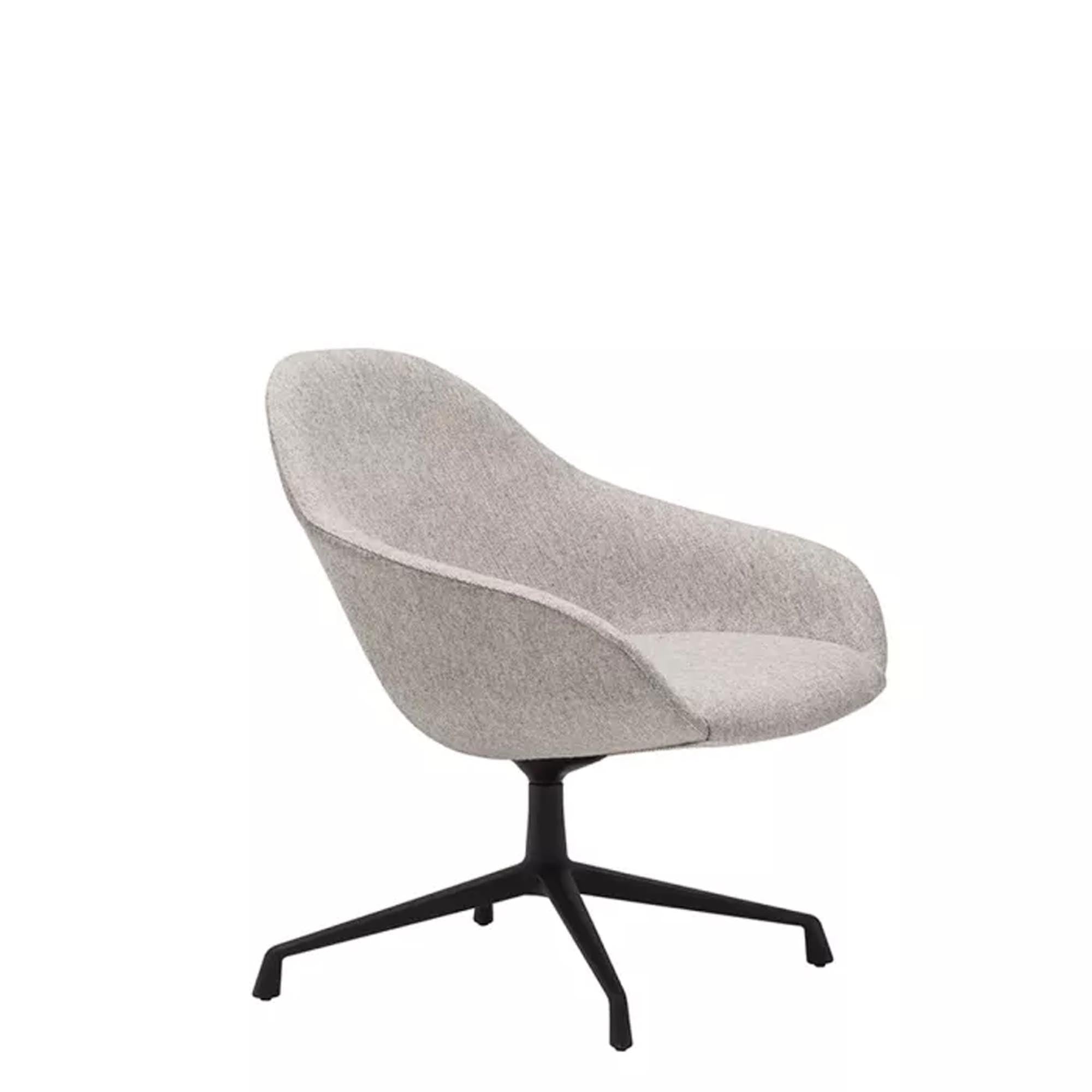 Stilvoller Next Lounge Sessel von Andreu World – drehbar und komfortabel.