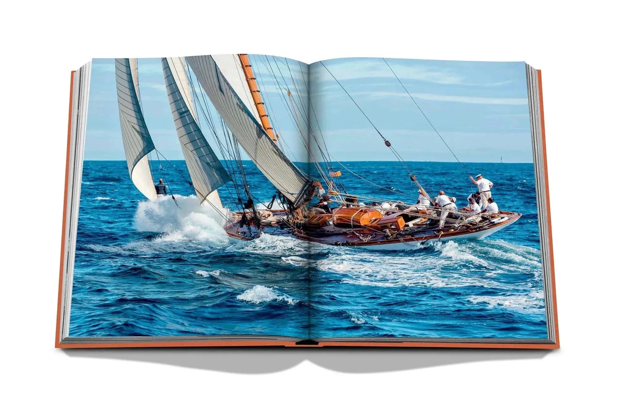 Erleben Sie St. Tropez' Charme im exquisiten Assouline Bildband.