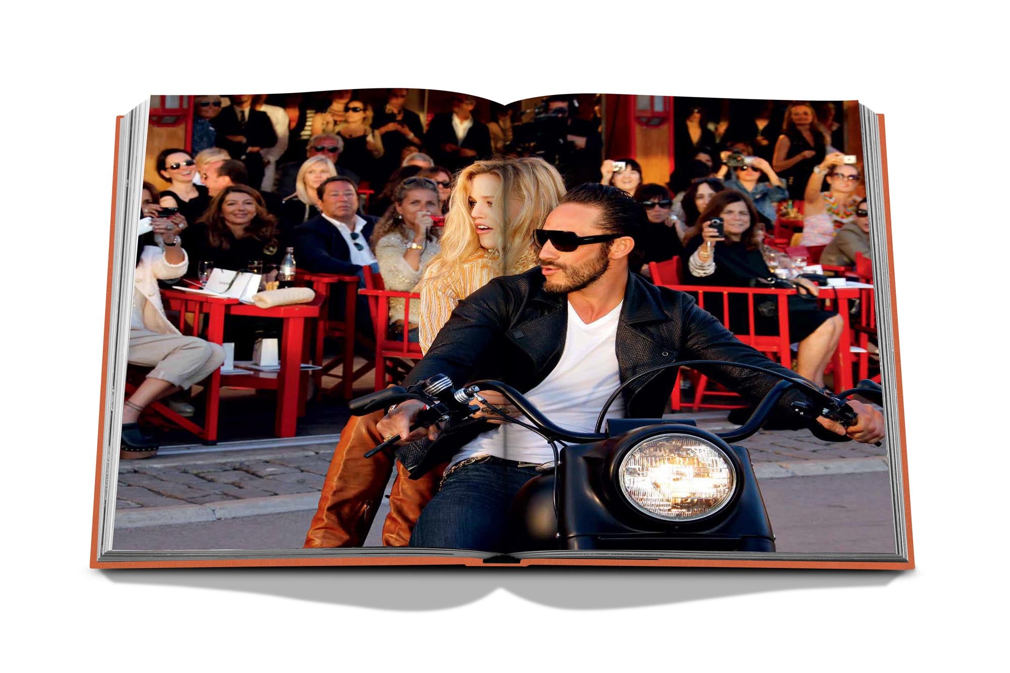 Tauchen Sie ein in die glamouröse Welt von "St. Tropez Soleil" von Assouline – ein luxuriöser Bildband über die Côte d'Azur.