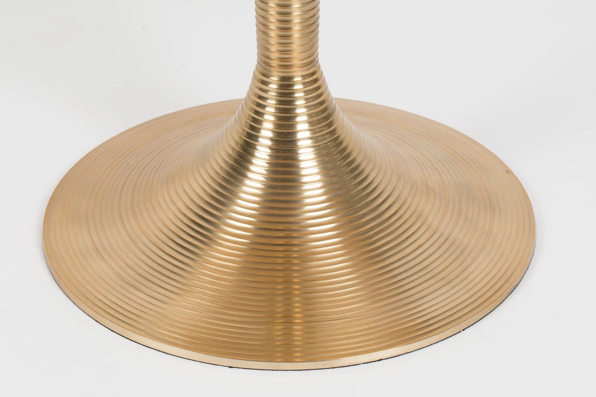 HYPNOTISING ROUND Tisch in Gold präsentiert im Onlineshop von KAQTU Design AG. Esstisch ist von Bold Monkey