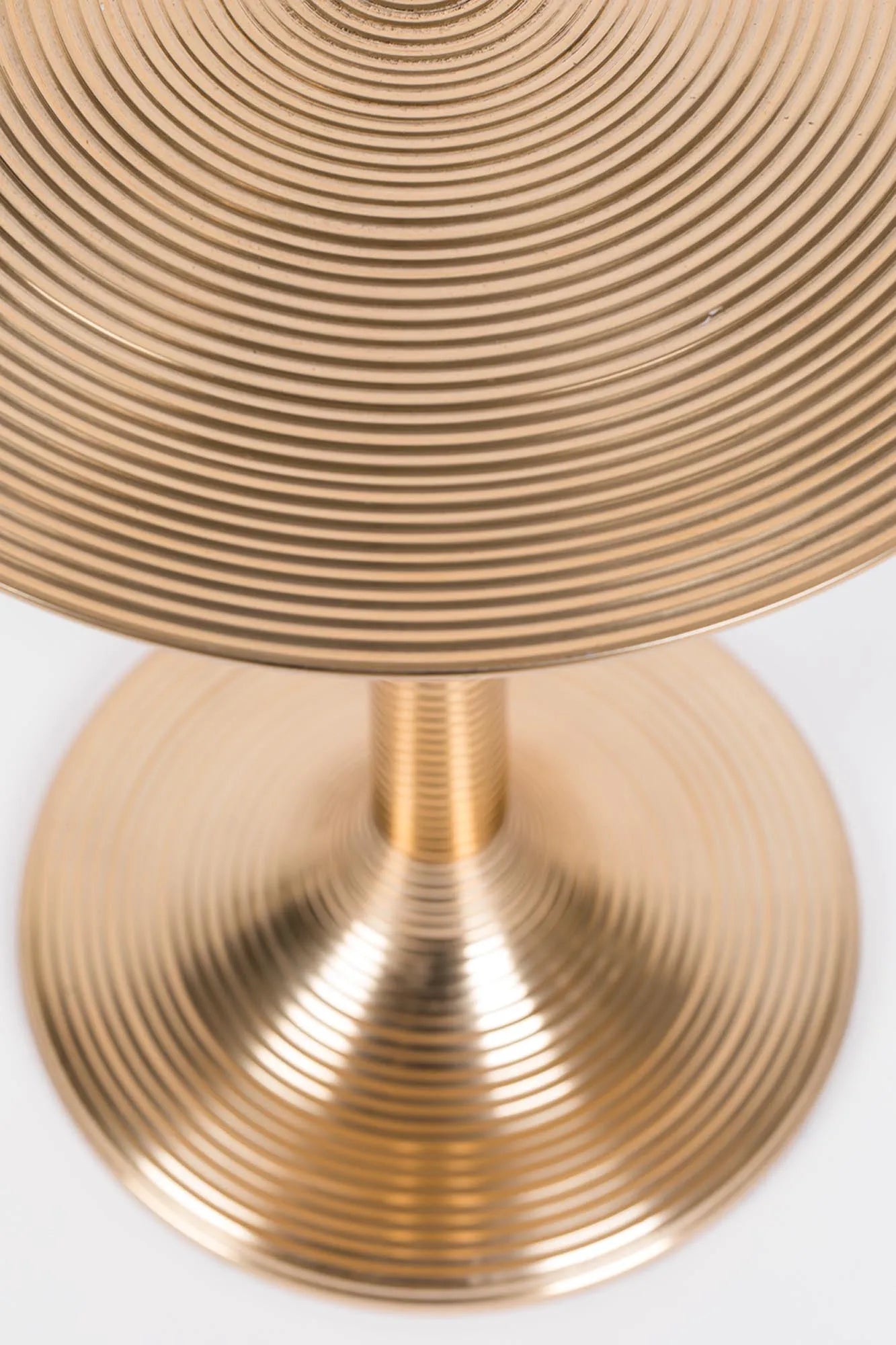 HYPNOTISING ROUND Beistelltisch in Gold präsentiert im Onlineshop von KAQTU Design AG. Beistelltisch ist von Bold Monkey