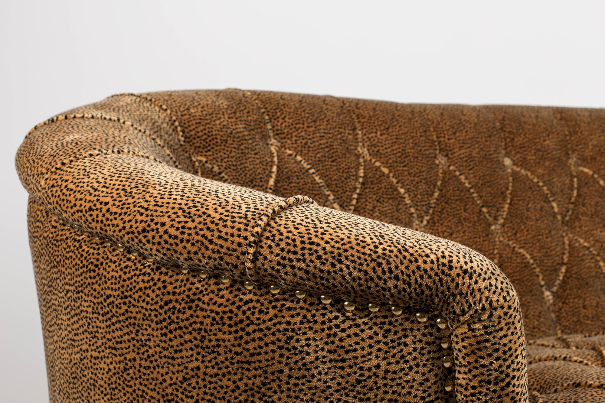 Extravagantes Bold Monkey Sofa mit verspieltem Design in Smaragdgrün.