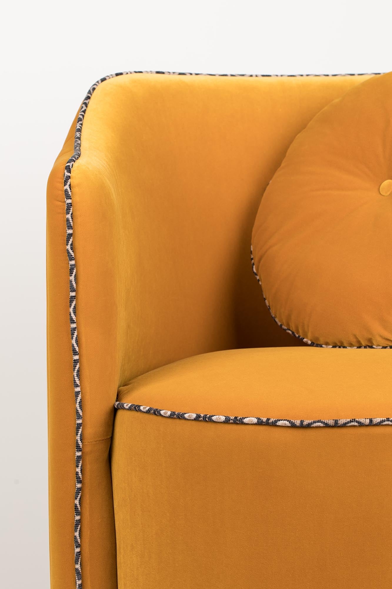 Entdecken Sie den SASSY GRANNY Loungesessel in Dunkelgrün – ein stilvolles Möbelstück mit Retro-Charme und optimalem Sitzkomfort.