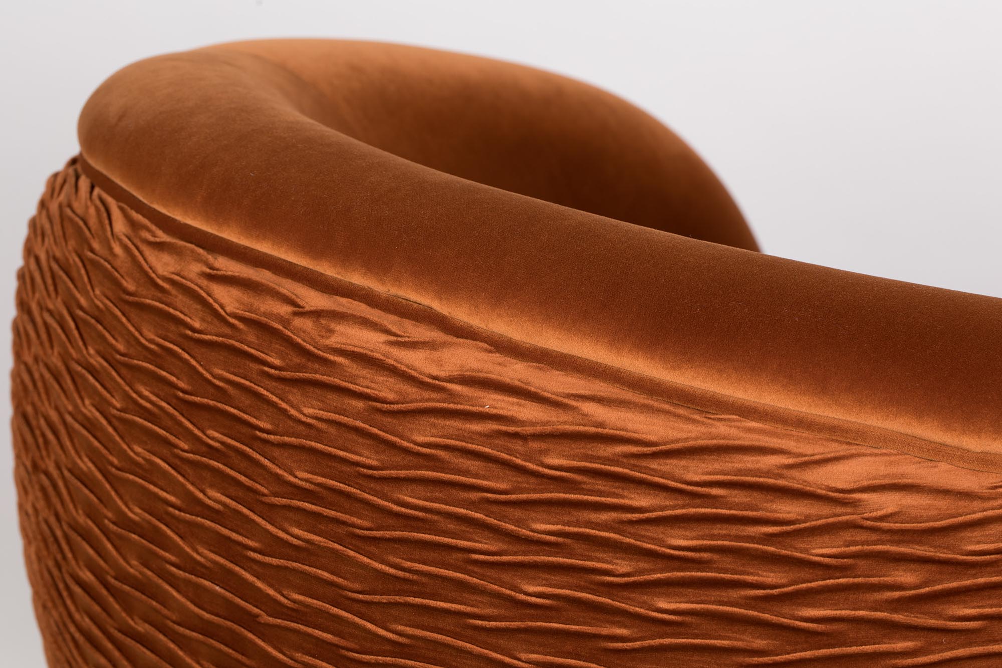 Entdecken Sie den SO CURVY Loungesessel von Bold Monkey – ein elegantes Möbelstück, das Komfort und modernes Design vereint.