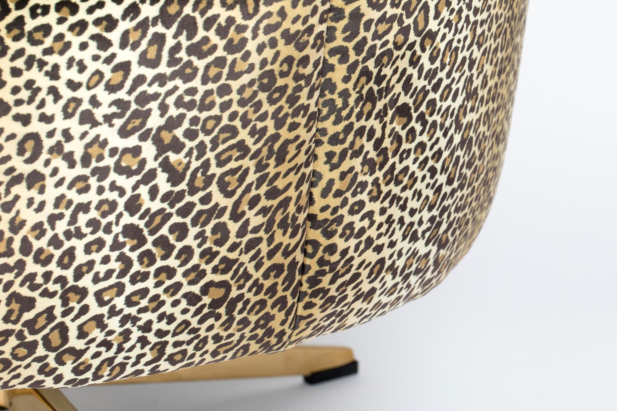 Entspanne stilvoll im WHERE THE SUN DOESN'T SHINE Loungesessel von Bold Monkey. Hochwertige Polsterung und elegantes Design für dein Zuhause.