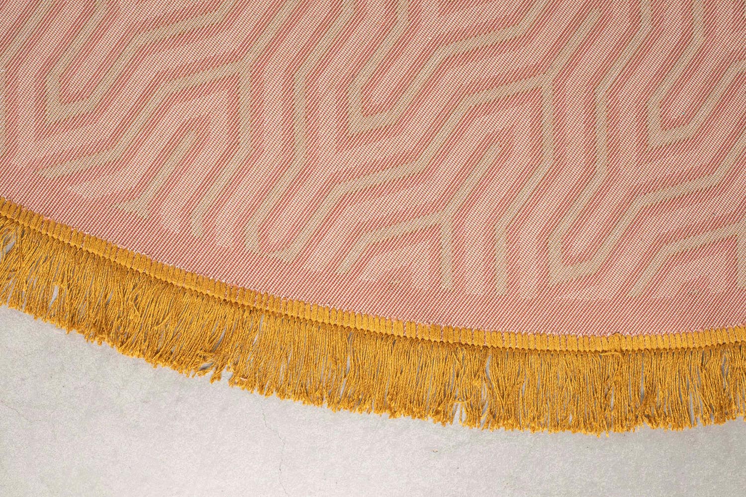 Runder, pinker Teppich (200 cm) von Bold Monkey: Weiches Polyester, lebendig, pflegeleicht, ideal für Wohn- und Schlafzimmer.