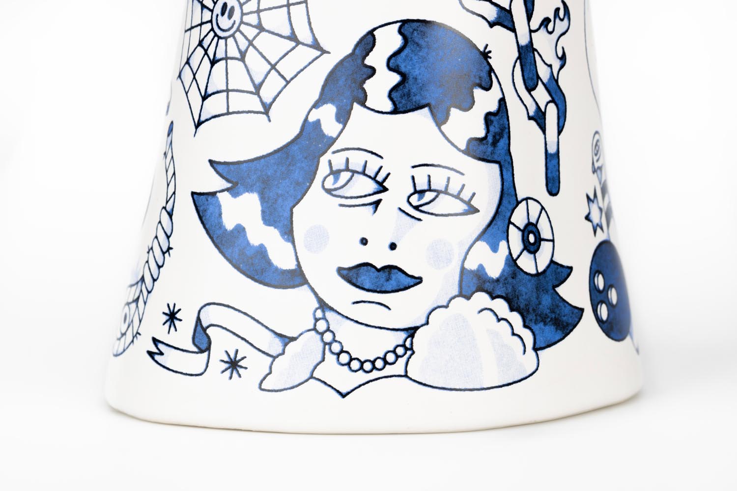 Liberty Matters Vase in Blau präsentiert im Onlineshop von KAQTU Design AG. Vase ist von Bold Monkey