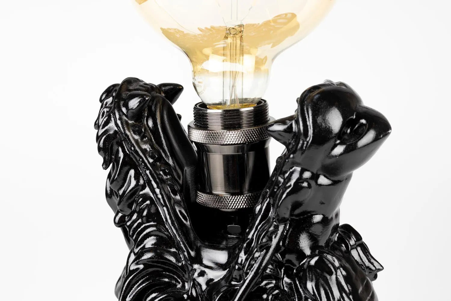 Dragonized Bastard Tischlampe in Black präsentiert im Onlineshop von KAQTU Design AG. Tischleuchte ist von Bold Monkey