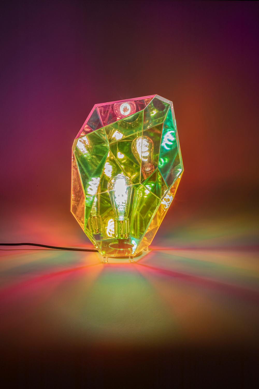 Elegante Diamond Dear Tischlampe von Bold Monkey: Einzigartiges Design, luxuriöse Materialien und individuelle Lichtgestaltung für Ihr Zuhause.