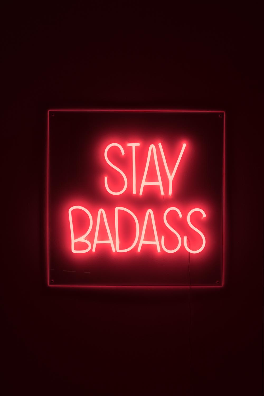 Badass LED Neon Wandschild in Red präsentiert im Onlineshop von KAQTU Design AG. Wandleuchte ist von Bold Monkey