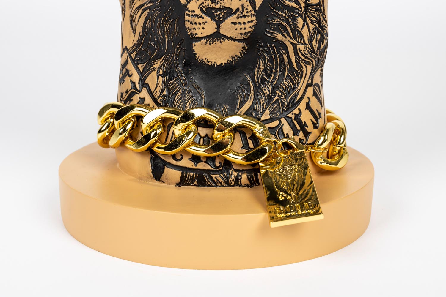 Fother Mucker Beistelltisch Lion in Beige / Gold präsentiert im Onlineshop von KAQTU Design AG. Beistelltisch ist von Bold Monkey