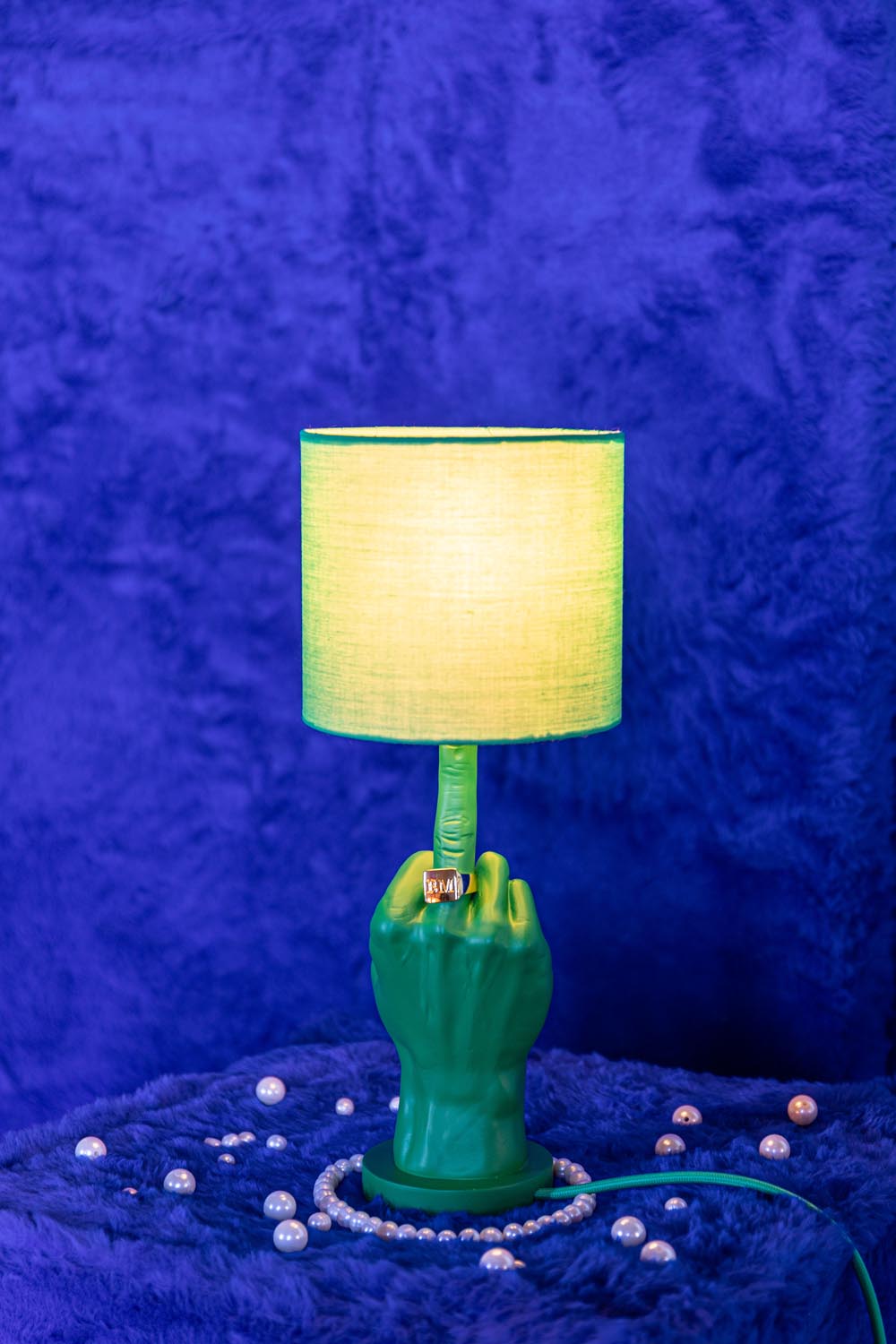 Entdecken Sie die "What If" Tischlampe von Bold Monkey: Einzigartiges Design, langlebige Materialien und stimmungsvolle Beleuchtung für Ihr Zuhause.