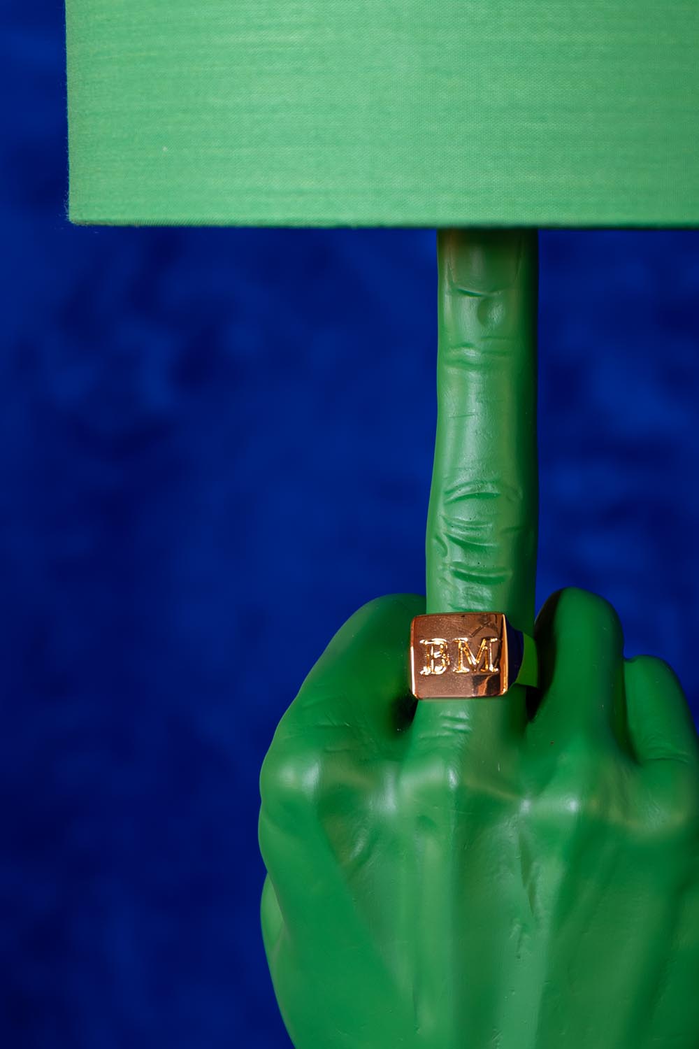 Die "What If" Tischlampe von Bold Monkey vereint stilvolles Design und hochwertige Materialien für eine einladende Atmosphäre in jedem Raum.