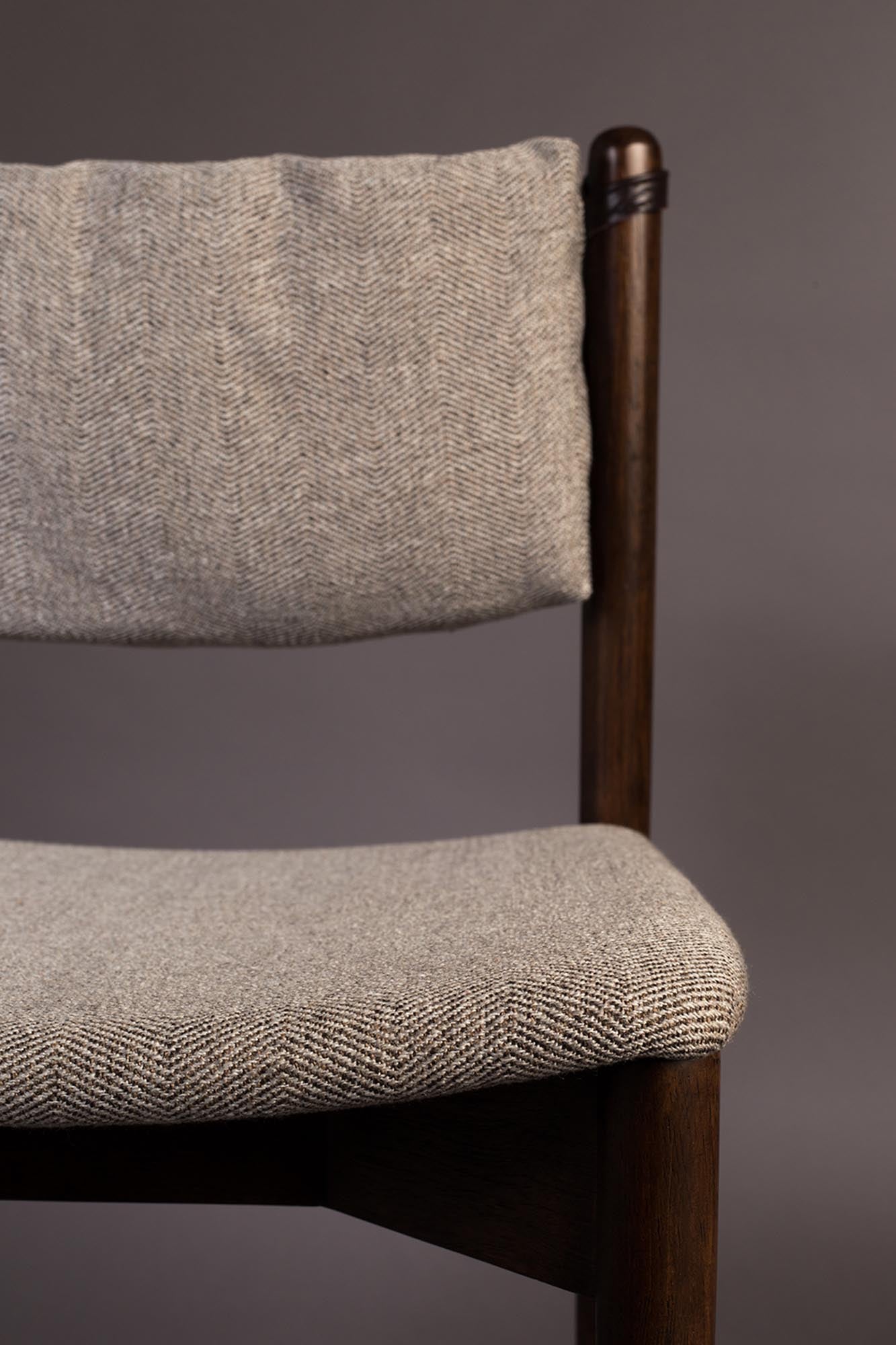 Entdecken Sie den eleganten Esszimmerstuhl TORRANCE von Dutchbone. Mit seinem modernen Design, bequemen Polster und stabilen Gestell ist er der perfekte Blickfang für Ihr Zuhause.