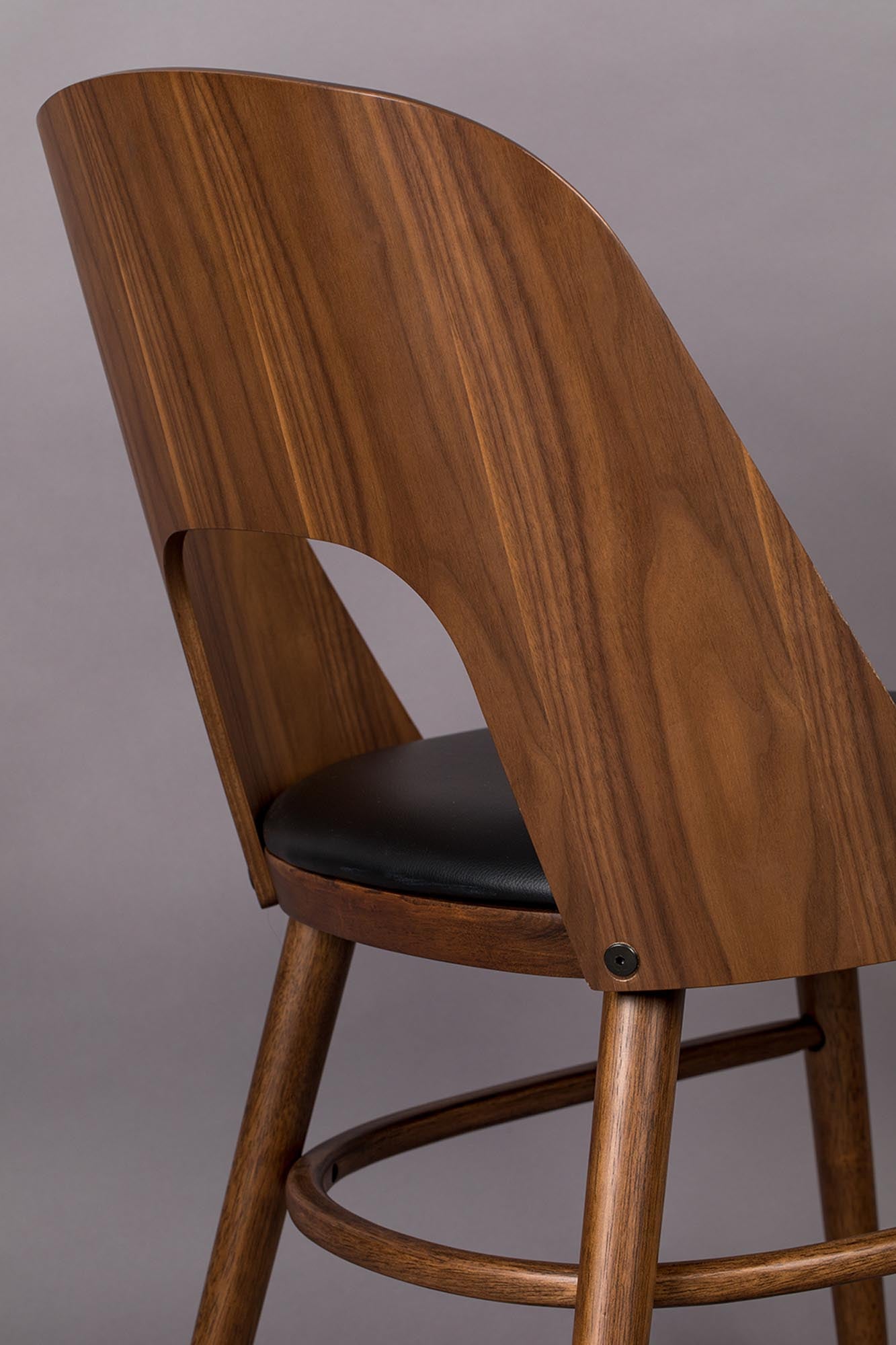 Der stilvolle Esszimmerstuhl Talika von Dutchbone vereint modernes Design mit hohem Sitzkomfort und robustem Metallgestell für vielseitige Einsatzmöglichkeiten.