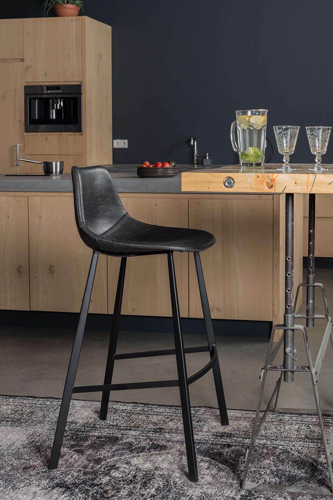 Entdecken Sie den Barstuhl Franky von Dutchbone – ein stilvolles Möbelstück, das modernes Design und hervorragenden Komfort für Ihre Bar oder Küche vereint.