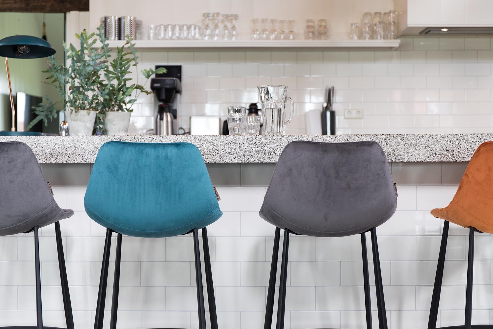 Barstuhl Franky Velvet in Petrol präsentiert im Onlineshop von KAQTU Design AG. Barstuhl ist von Dutchbone