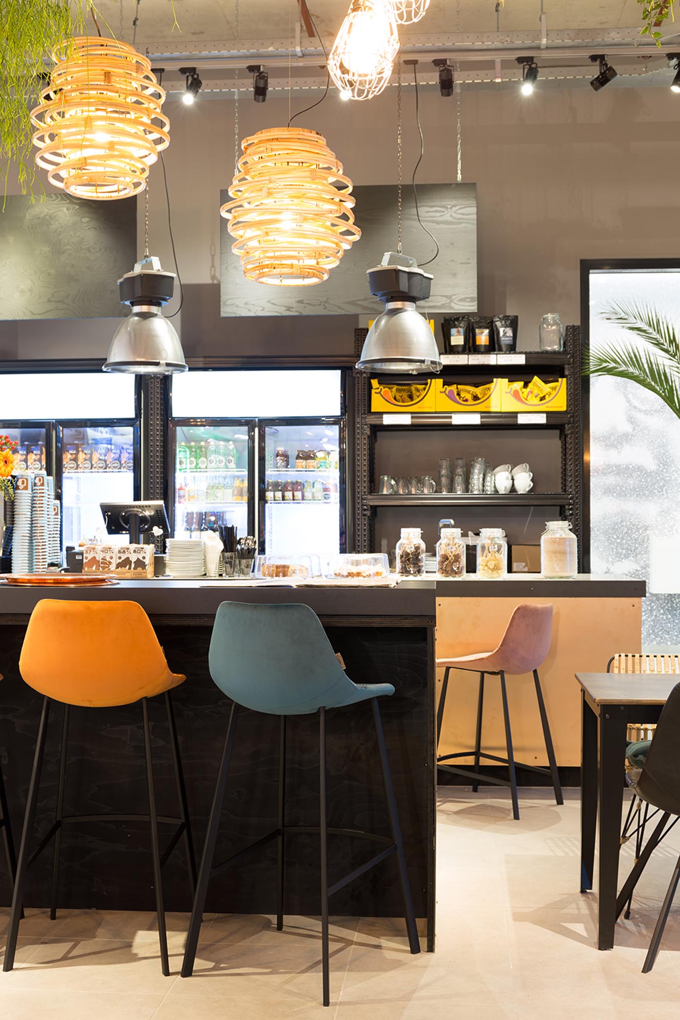 Barstuhl Franky Velvet in Petrol präsentiert im Onlineshop von KAQTU Design AG. Barstuhl ist von Dutchbone