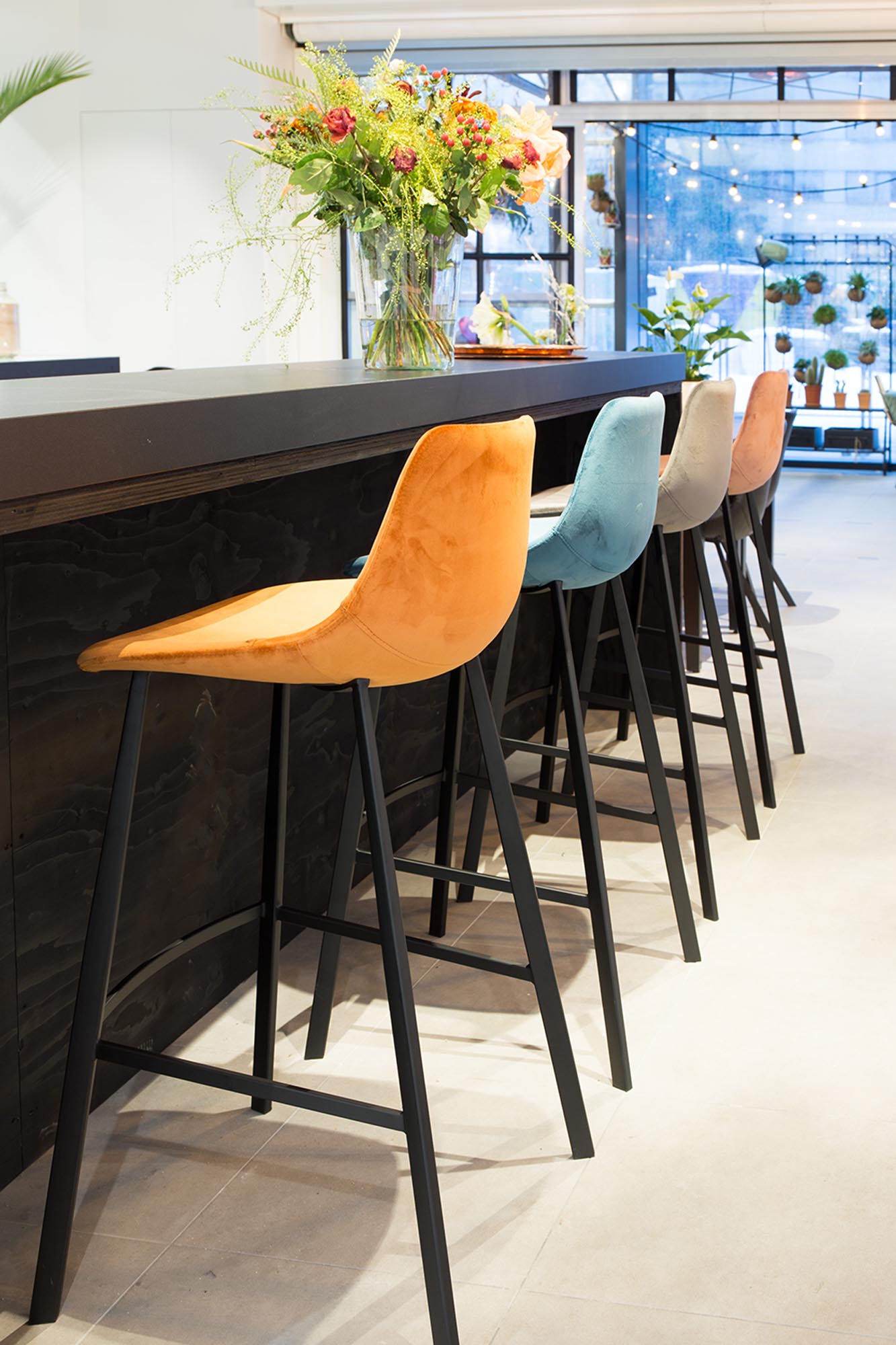 Barstuhl Franky Velvet in Petrol präsentiert im Onlineshop von KAQTU Design AG. Barstuhl ist von Dutchbone