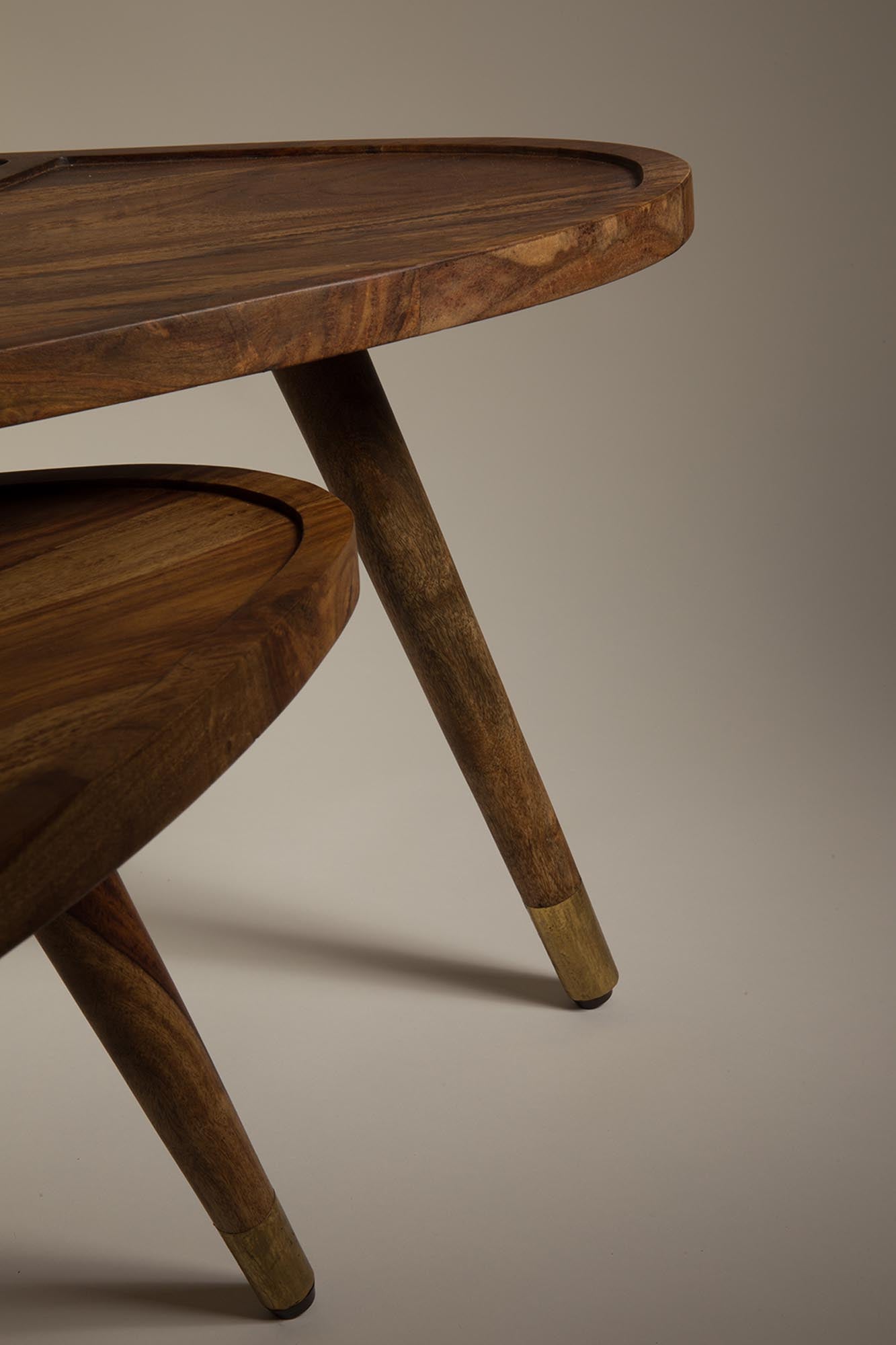 Elegante Beistelltische SHAM von Dutchbone: robust, pflegeleicht, stapelbar, ideal für Wohnzimmer und mehr.