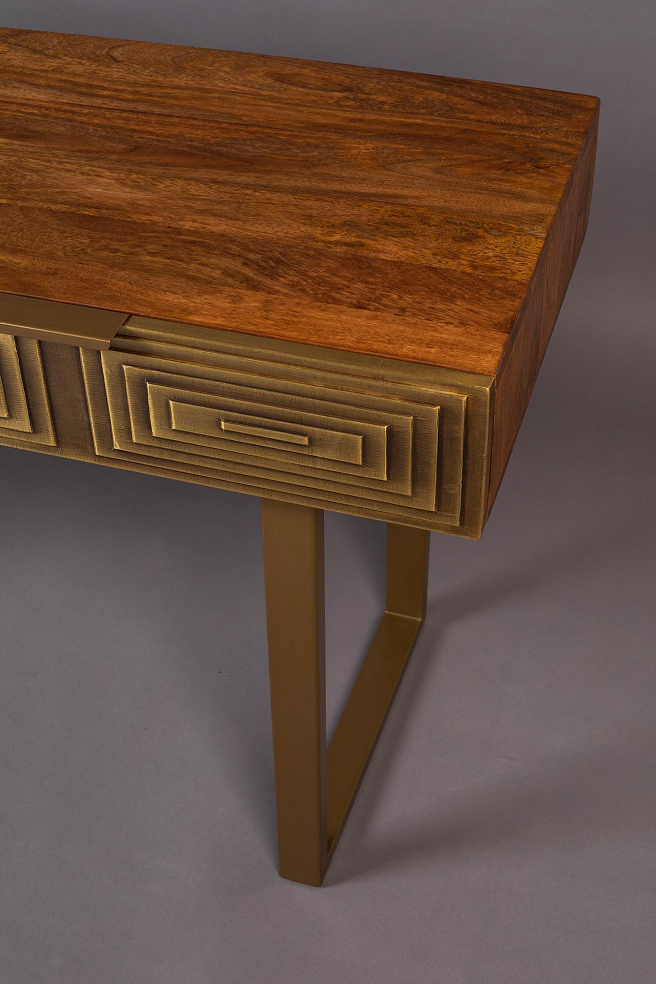 Entdecken Sie den Konsolentisch VOLAN von Dutchbone: Elegantes Design aus massivem Holz und stabilen Metallbeinen für vielseitige Nutzung.