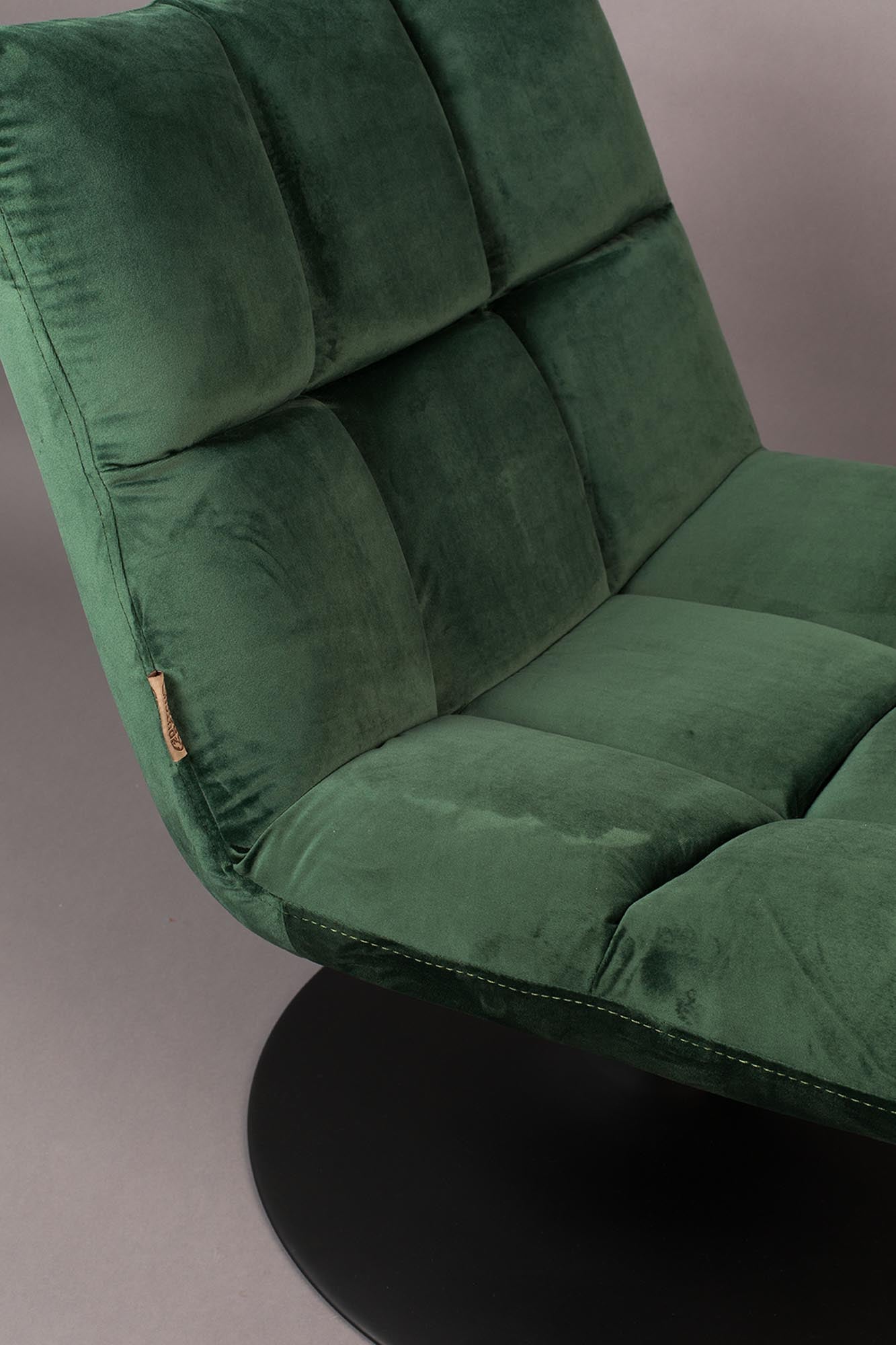Genießen Sie den stilvollen Loungesessel BAR VELVET von Dutchbone. Sein luxuriöser Samt und das zeitgemäße Design verleihen jedem Raum einen Hauch von Eleganz.
