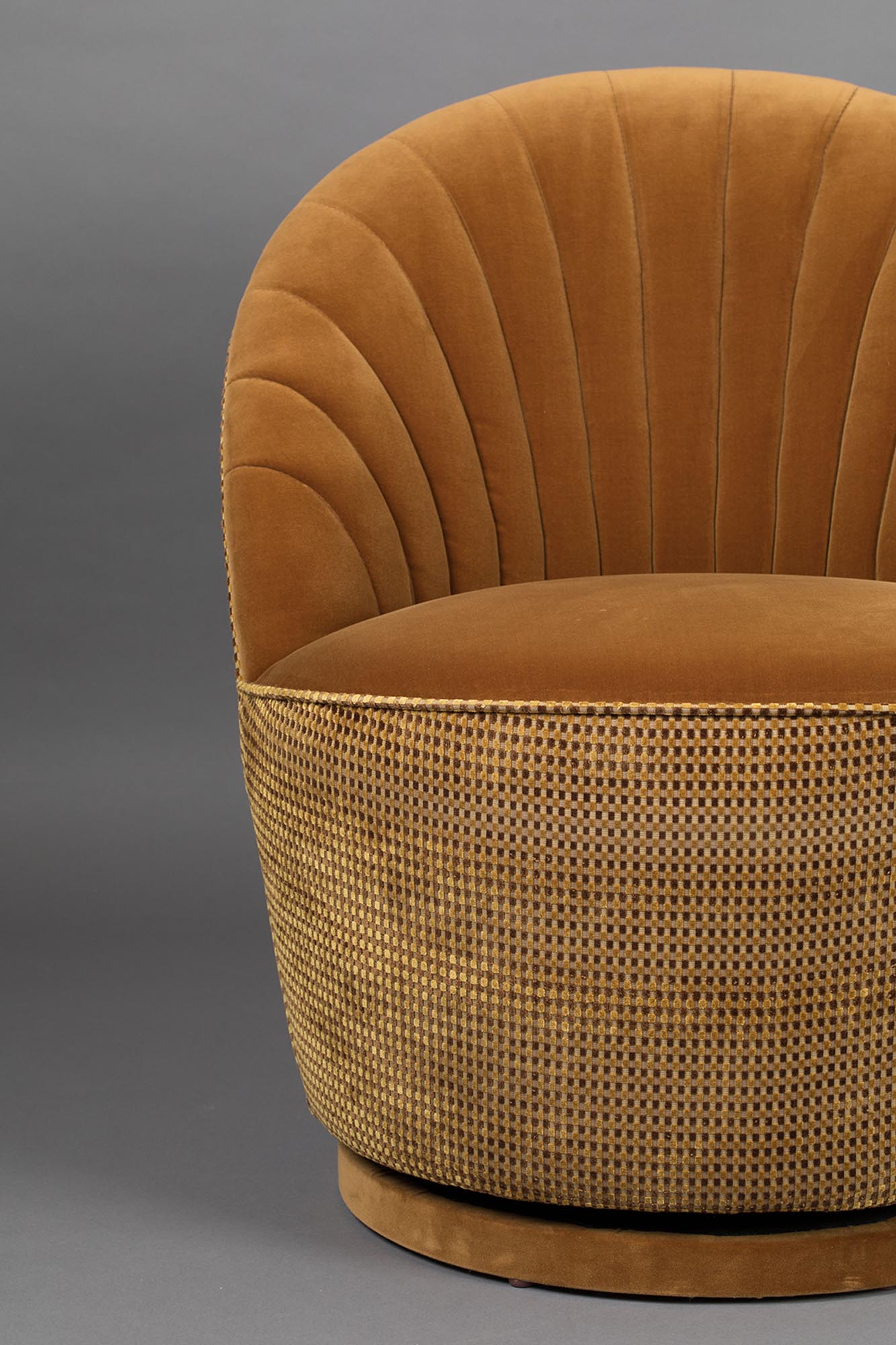 Entdecken Sie den eleganten Loungesessel Madison von Dutchbone – perfekt für gemütliche Abende und ein zeitgemäßes Zuhause.