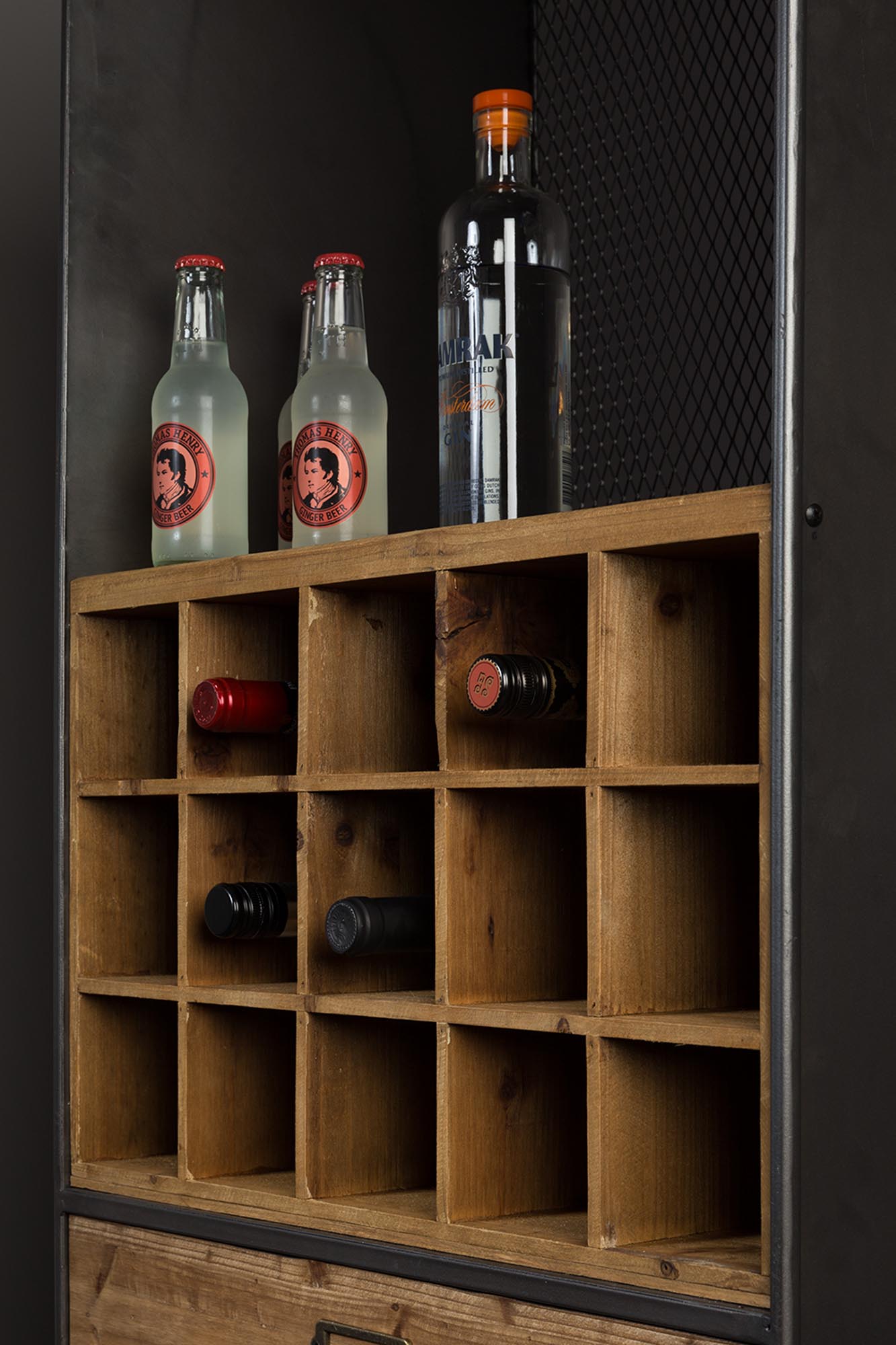 Dutchbone Cabinet Vino: Ihr stilvoller Begleiter für Weinliebhaber.