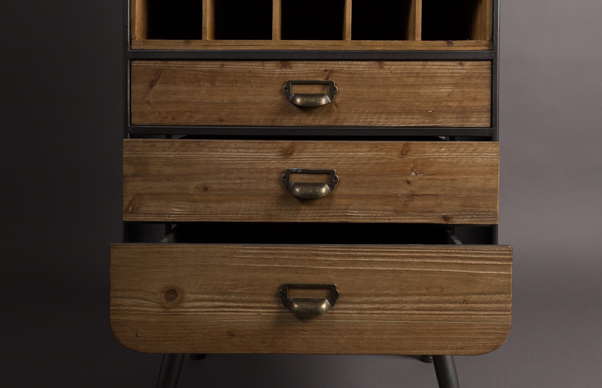 Dutchbone Cabinet Vino: Stilvolle Weinaufbewahrung mit Charme.