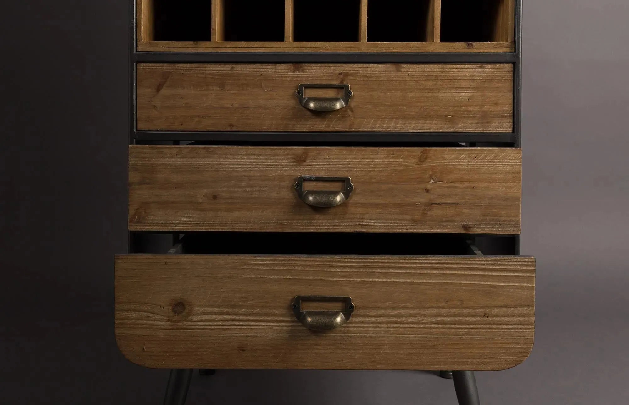 Dutchbone Cabinet Vino: Stilvolle Weinaufbewahrung für Kenner.
