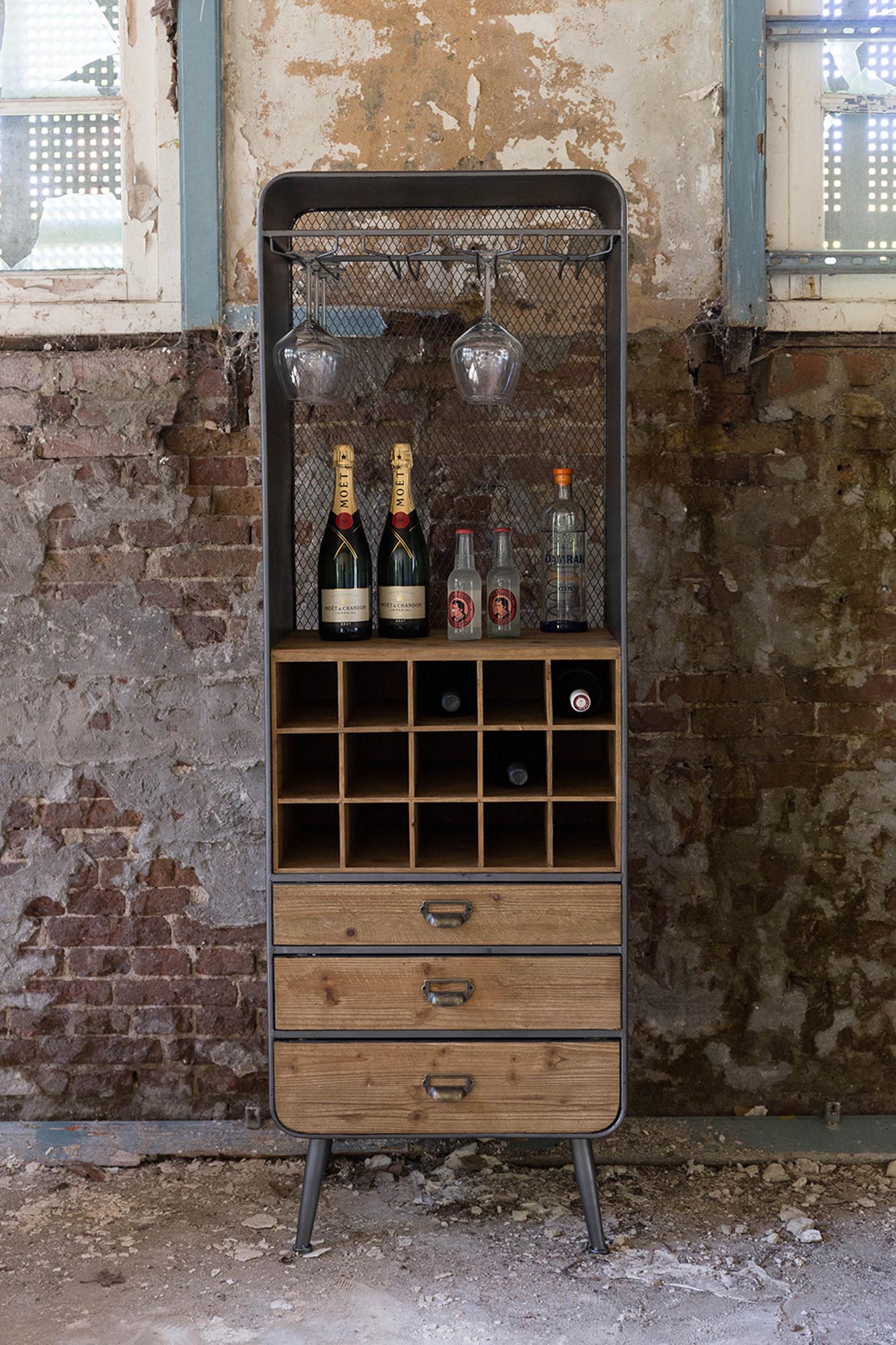 Dutchbone Cabinet Vino: Stilvolle Aufbewahrung für Weinliebhaber.