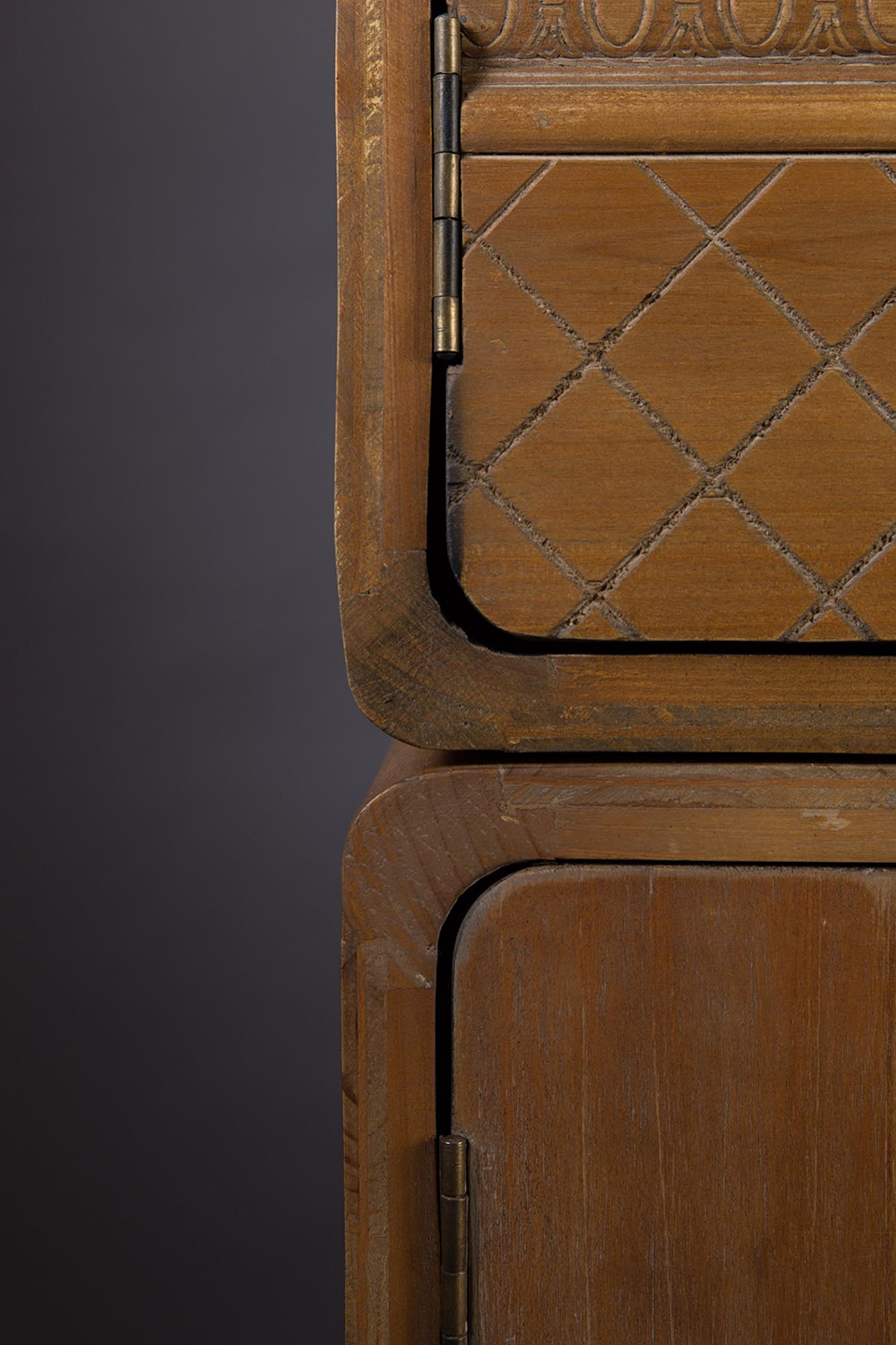 Entdecken Sie das stilvolle Cabinet JOVE von Dutchbone: Ein harmonisches Zusammenspiel aus Funktionalität und edlem Design für Ihr Zuhause.