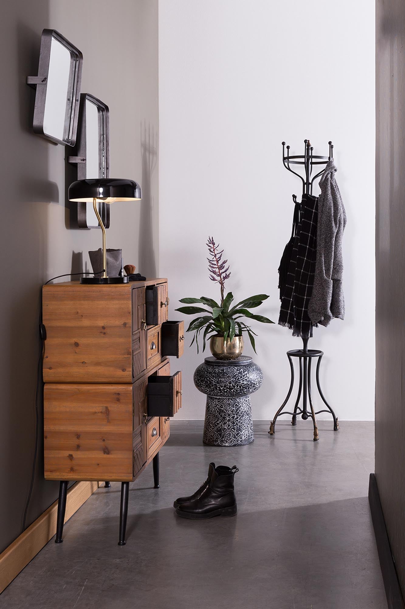 Das Cabinet JOVE von Dutchbone vereint elegantes Design mit praktischer Funktionalität und bereichert jeden Wohnraum.