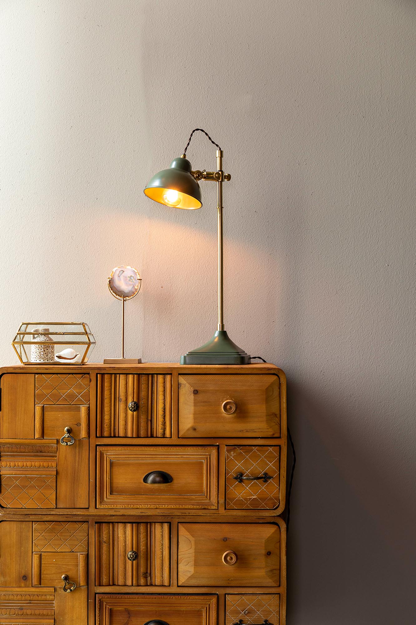 Entdecken Sie das Cabinet Jove von Dutchbone – ein elegantes Möbelstück, das Funktionalität und modernes Design vereint.