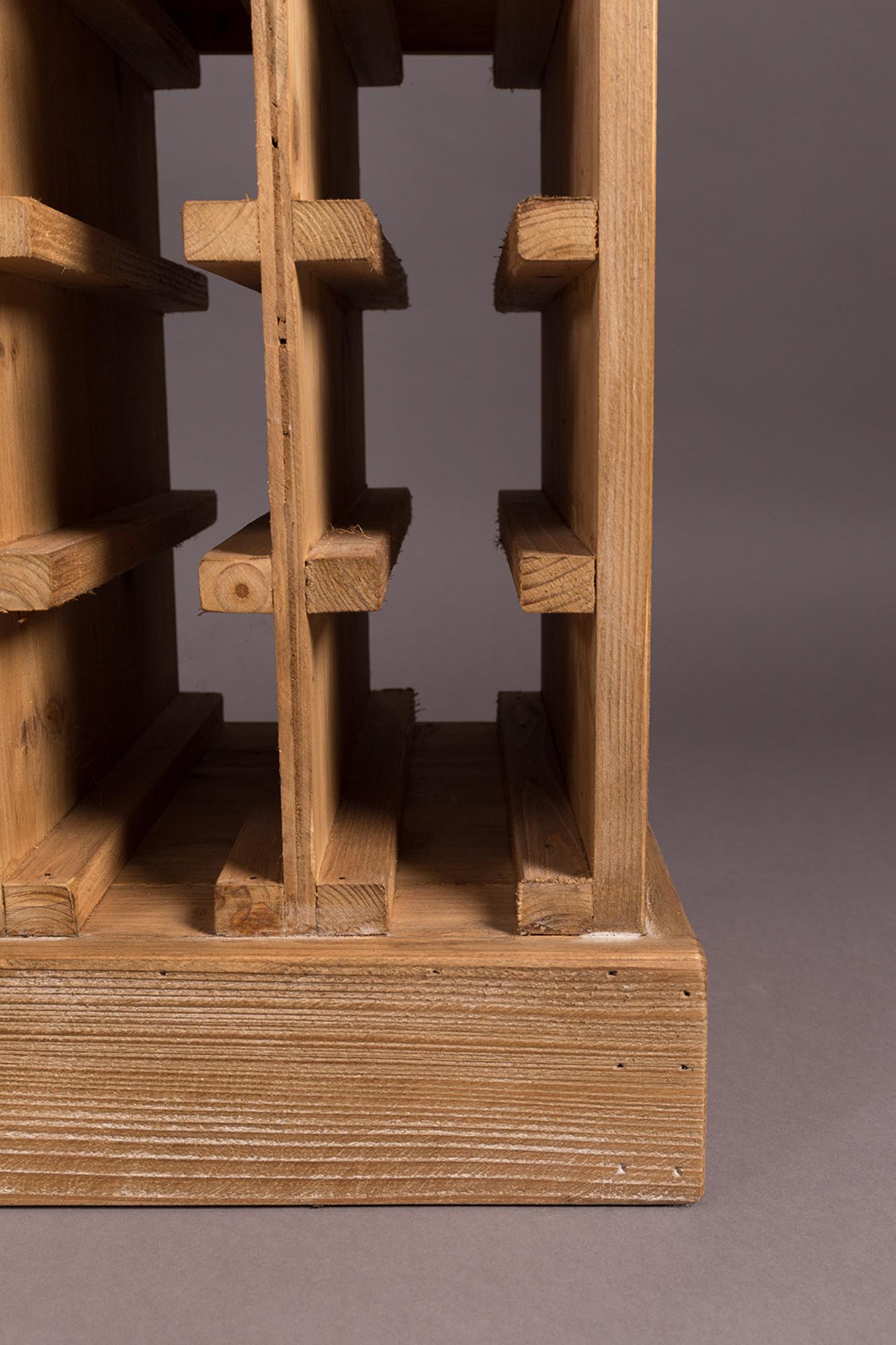 Dutchbone Cabinet Claude: Stilvolle Aufbewahrung mit Retro-Flair.