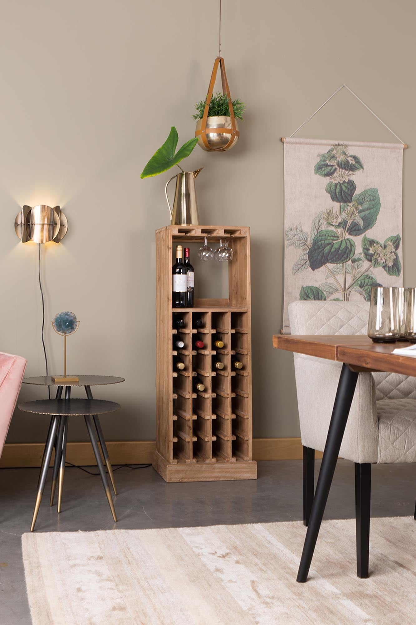Das Cabinet Claude von Dutchbone vereint elegantes Design und funktionale Stauraumlösungen im Retro-Stil.