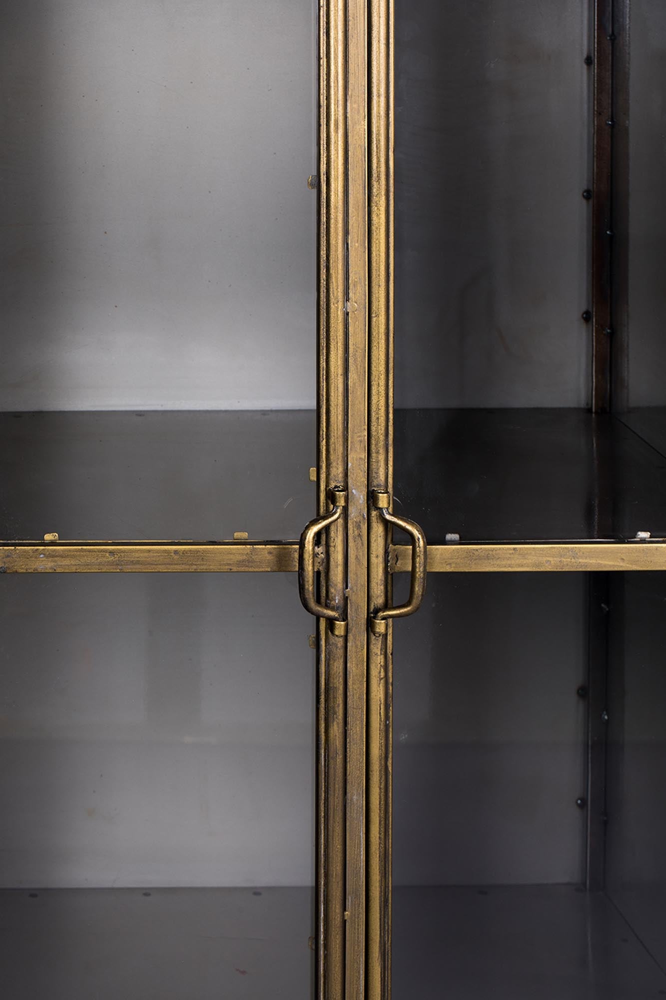 Entdecken Sie das Cabinet GERTLUSH von Dutchbone: Ein elegantes, funktionales Möbelstück aus massivem Holz, ideal für jeden Raum.