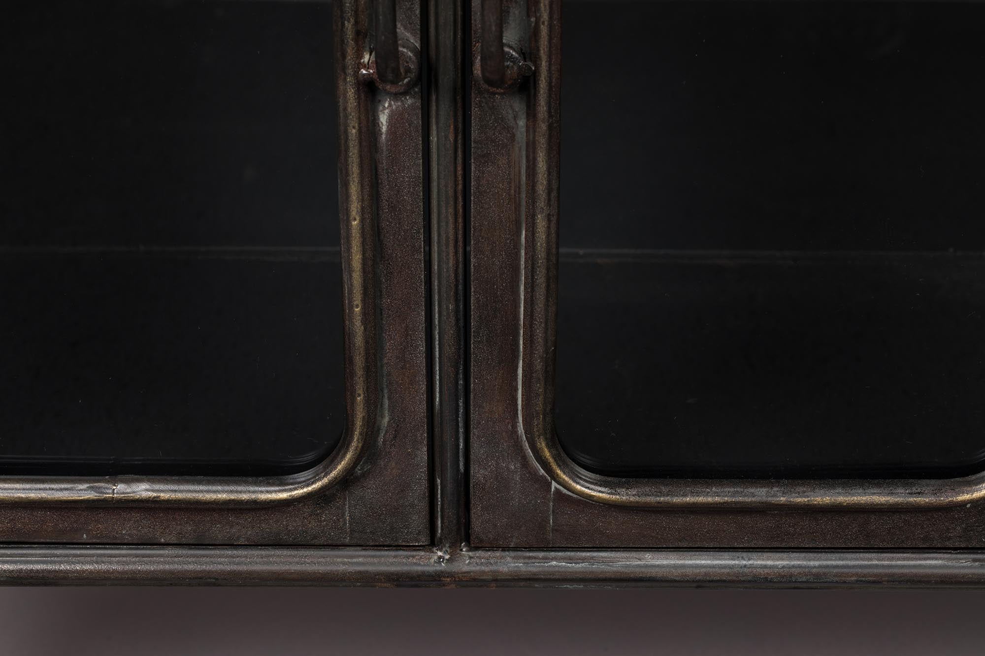 Das Sideboard DENZA von Dutchbone: stilvoll, geräumig, mit Vintage-Look. Perfekt für Wohnzimmer, Esszimmer oder Flur.