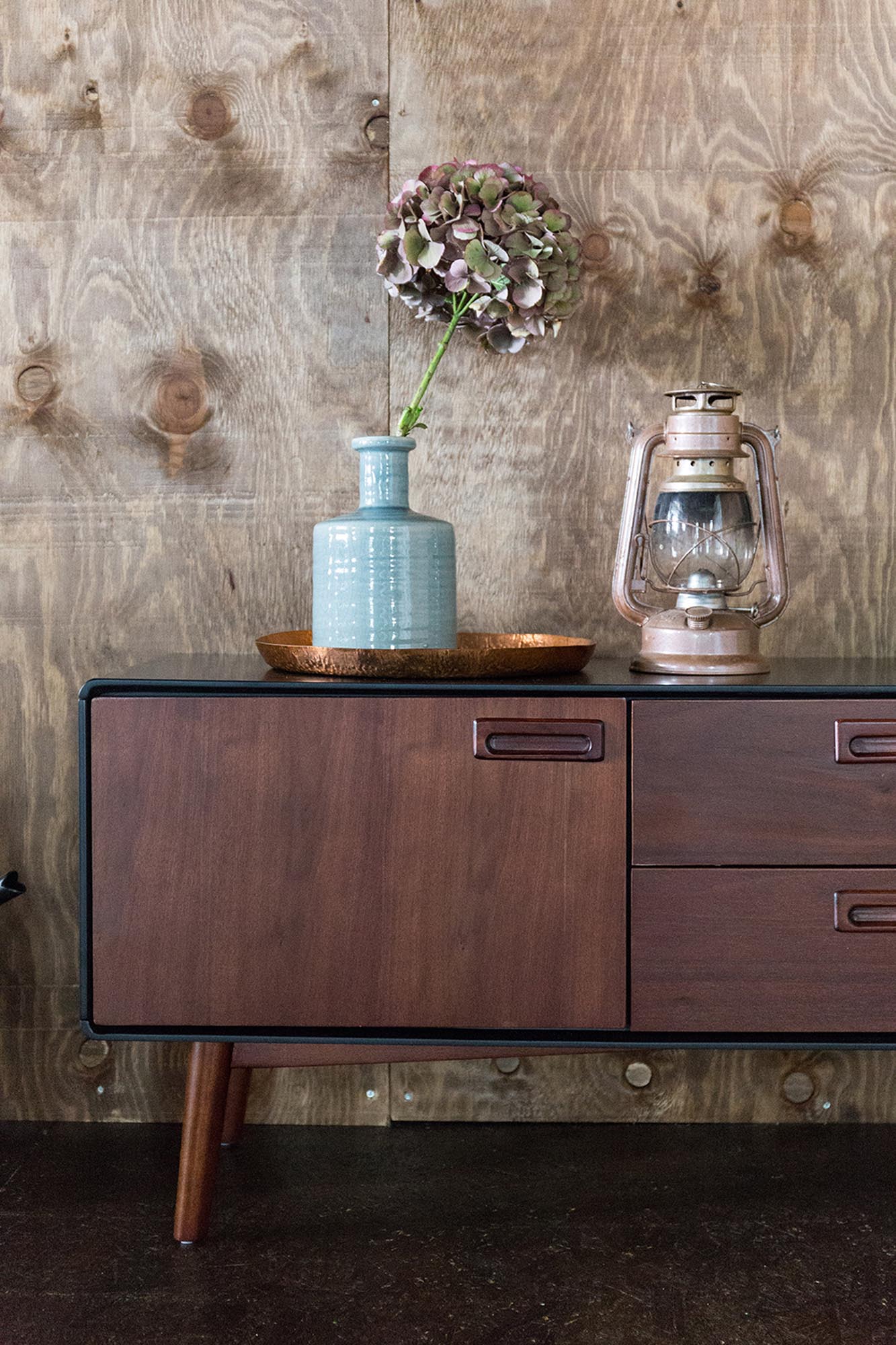 Entdecken Sie das stilvolle Sideboard Juju Low von Dutchbone. Mit seinen kompakten Maßen 150x40x53cm bietet es eleganten Stauraum für Ihre Lieblingsstücke.
