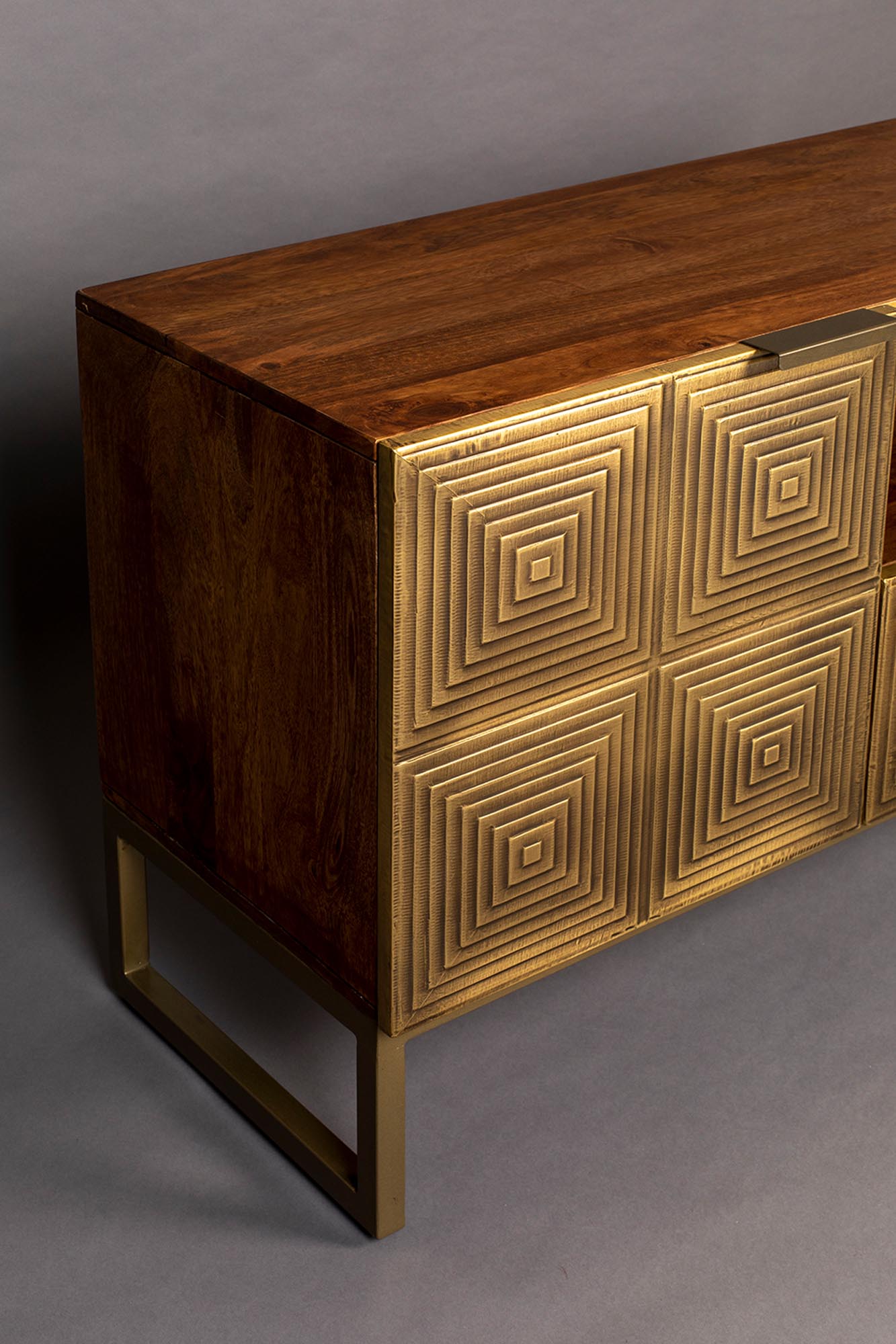 Das Sideboard Volan von Dutchbone vereint stilvolle Ästhetik mit praktischer Funktionalität. Ideal für jeden Wohnraum!