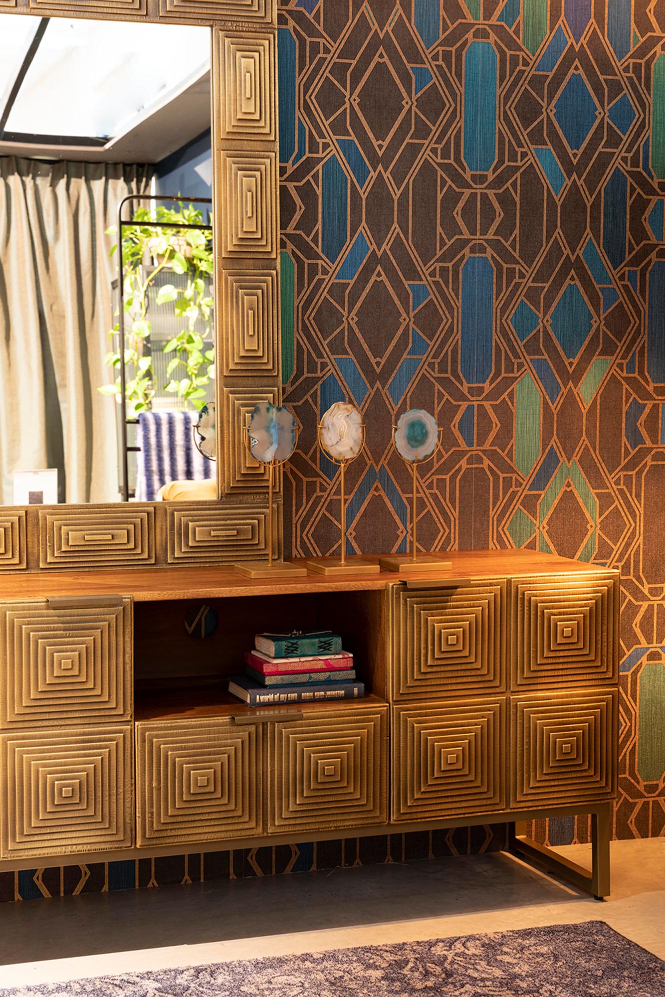 Entdecken Sie das Sideboard Volan von Dutchbone – stilvolle Aufbewahrungslösung mit elegantem Design und praktischen Funktionen.