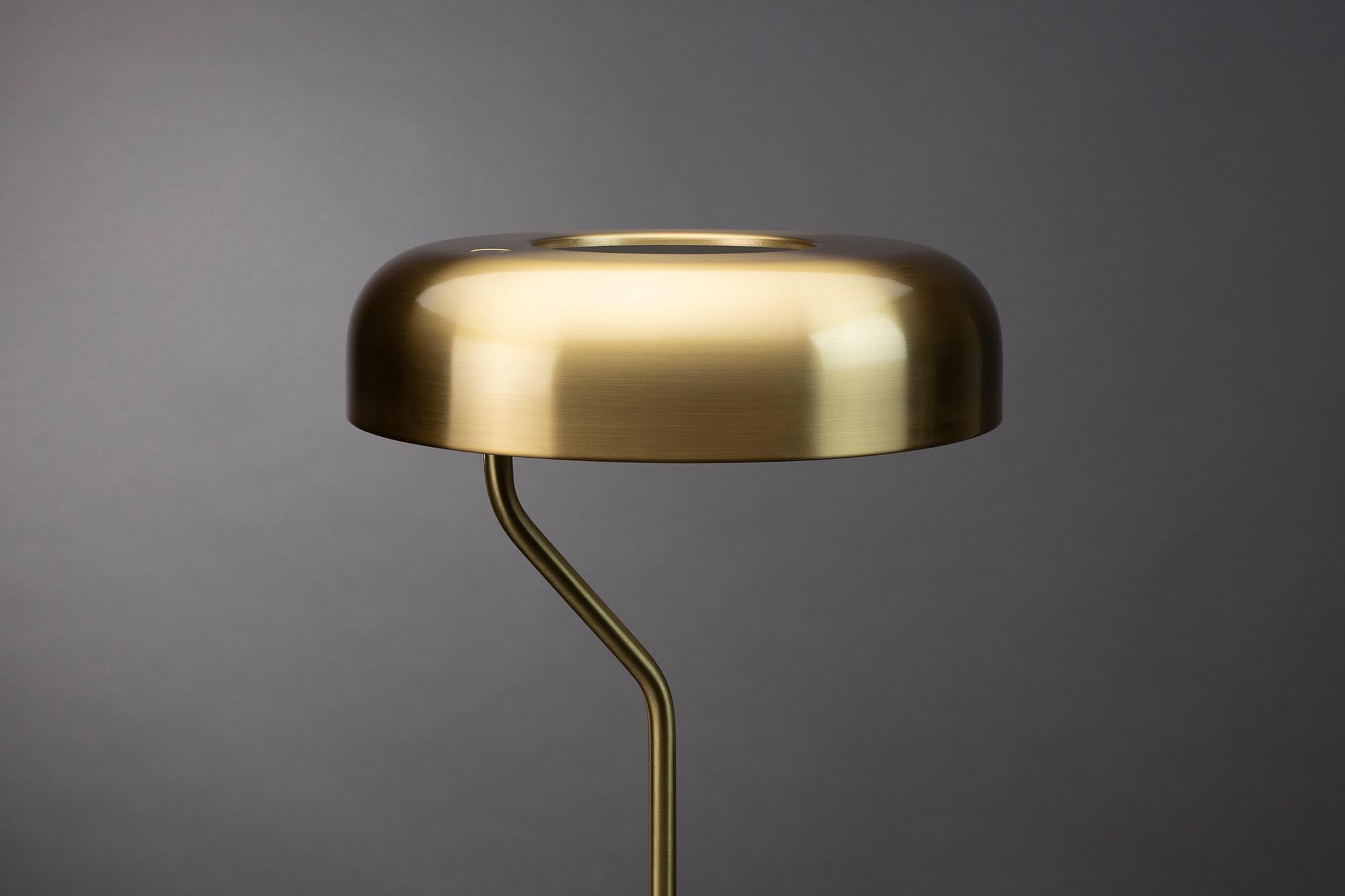 Verleihen Sie Ihrem Raum mit der eleganten Stehleuchte Eclipse von Dutchbone einen modernen Akzent – perfekt für jedes Interieur.