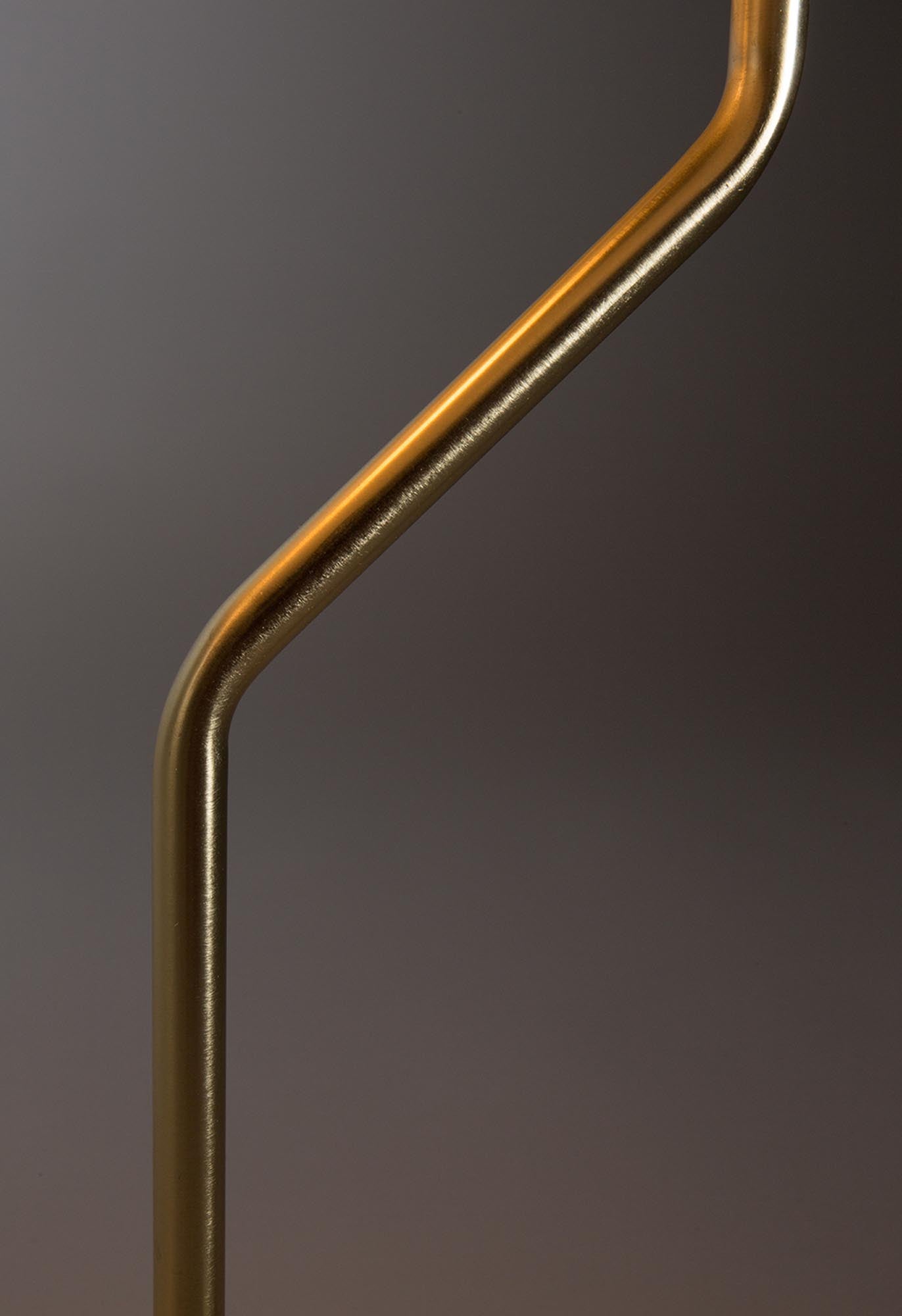 Die Stehleuchte ECLIPSE von Dutchbone: Stilvolles Design, markanter Metallschirm, blendfreies Licht, vielseitig einsetzbar, in Schwarz, Weiss, Pastell.