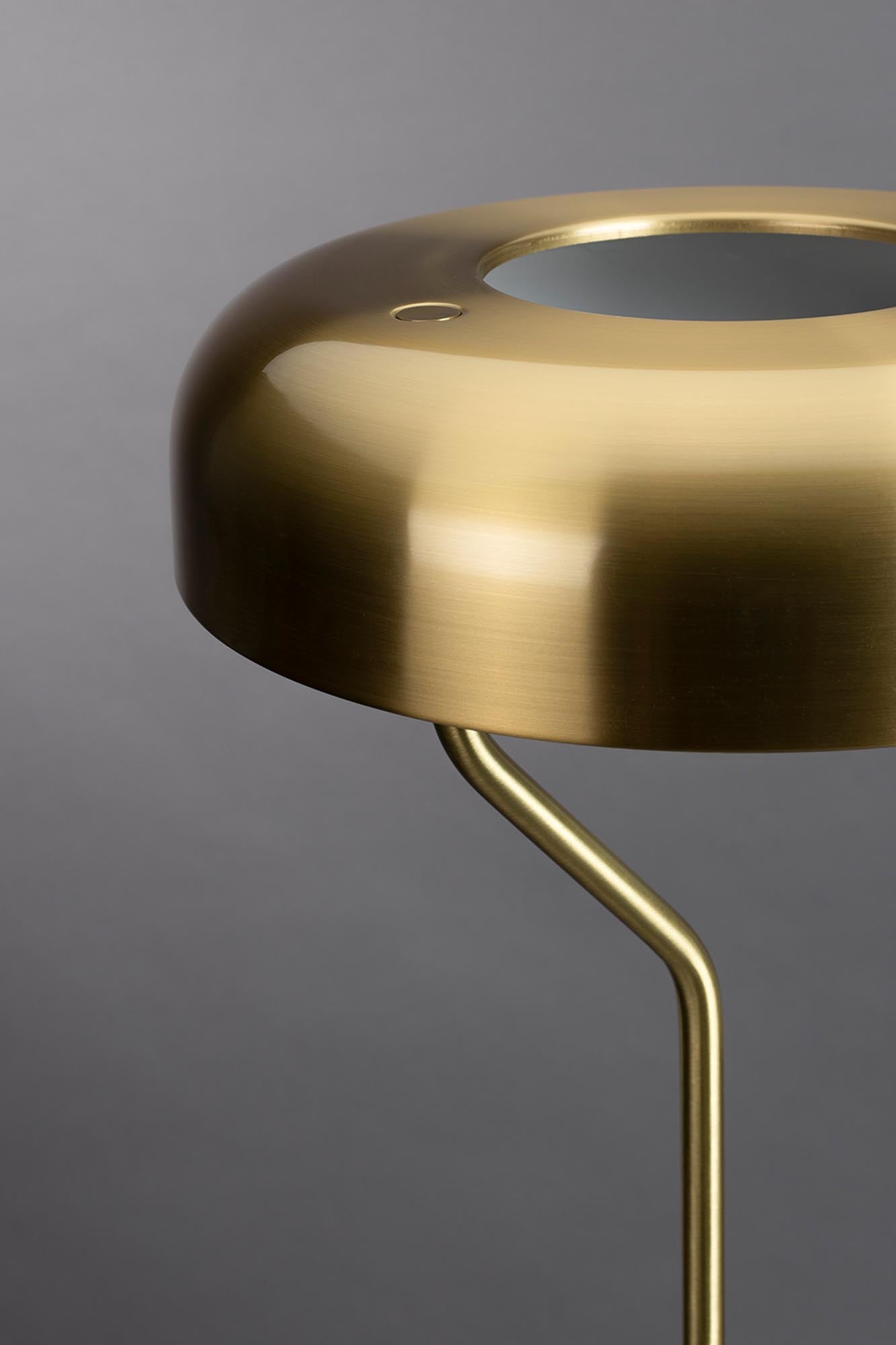 Entdecken Sie die Tischleuchte Eclipse von Dutchbone – ein zeitloses Design-Highlight für Ihr Zuhause, das Eleganz und Funktionalität vereint.