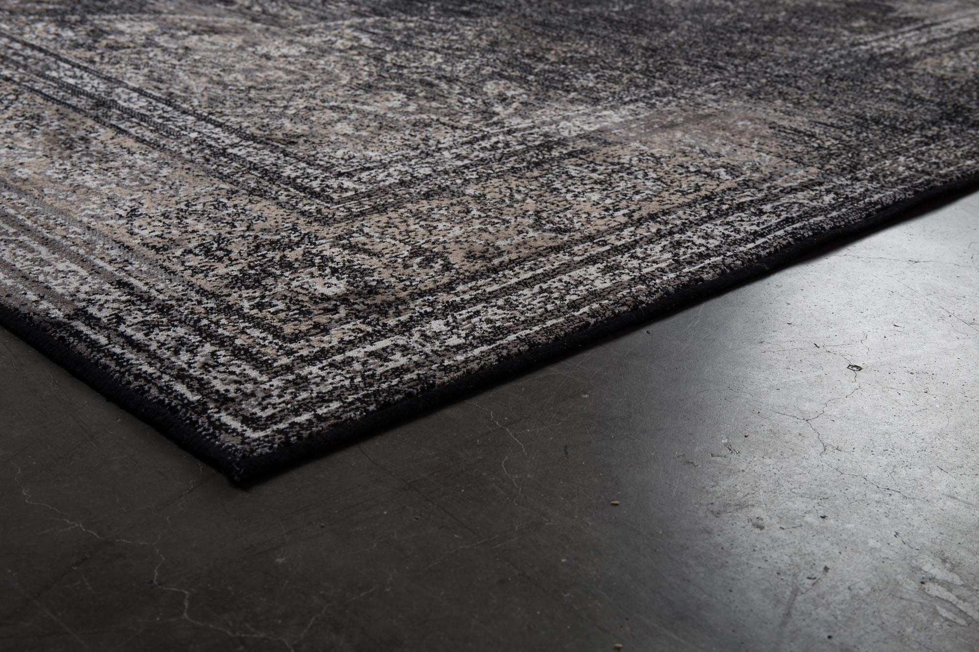 Der Rugged Teppich von Dutchbone besticht durch seinen Vintage-Look und hochwertige Verarbeitung für stilvolle Räume.
