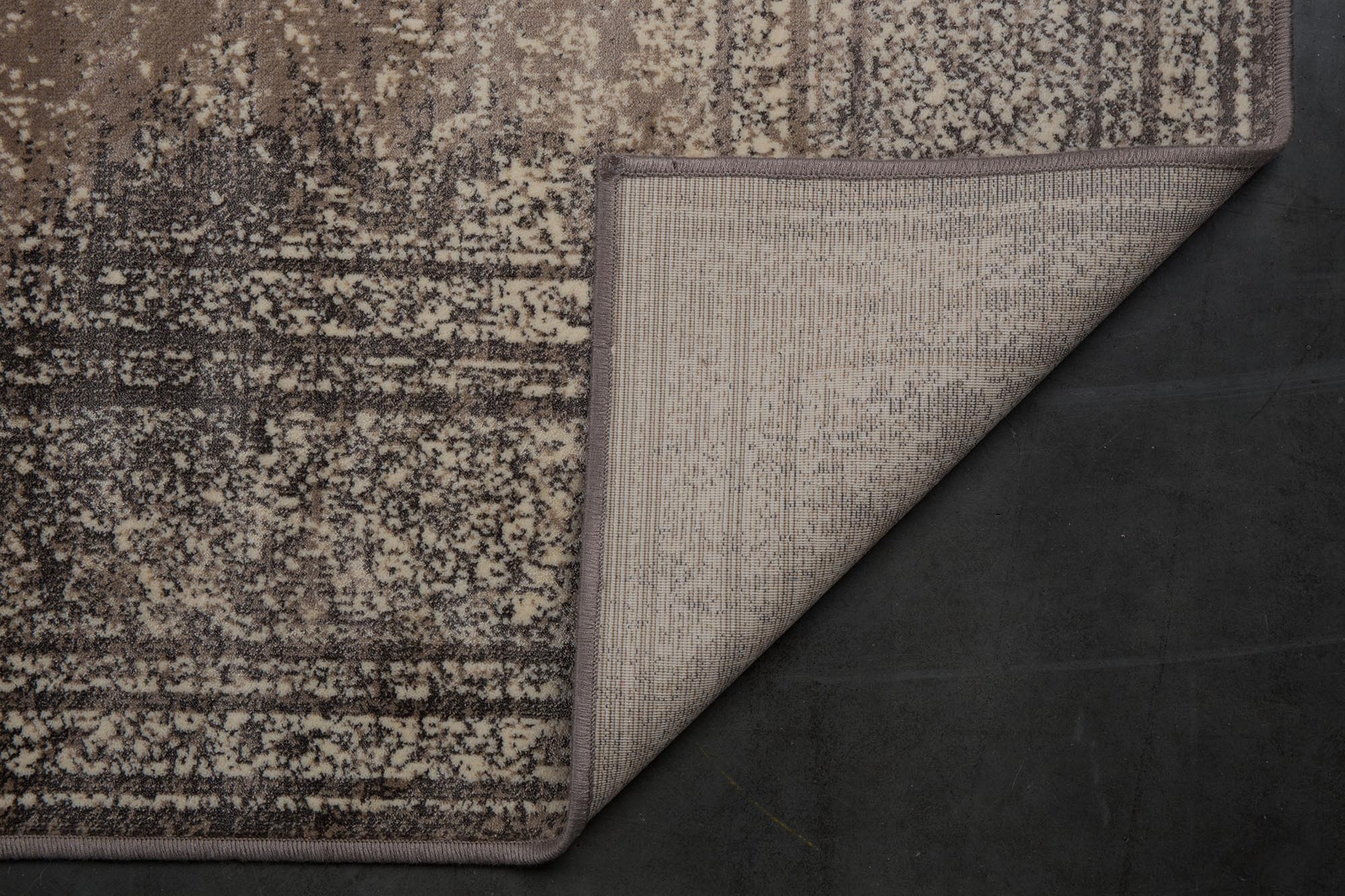 Der Dutchbone Rugged Teppich vereint Vintage-Charme mit Qualität, perfekt für stilvolle Wohnräume.