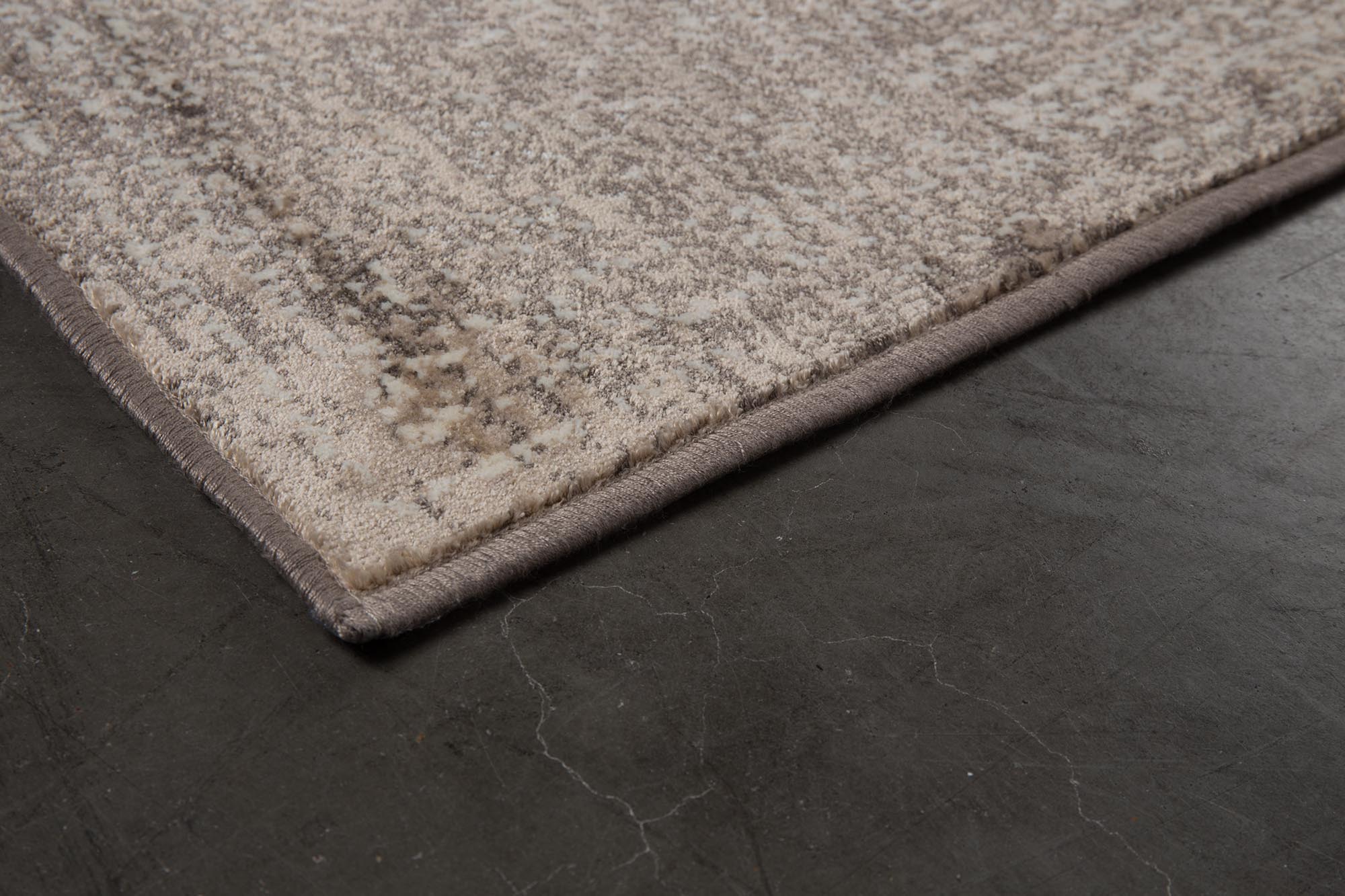 Der Dutchbone Rugged Teppich vereint Vintage-Charme mit Qualität, ideal für elegante und gemütliche Wohnräume.