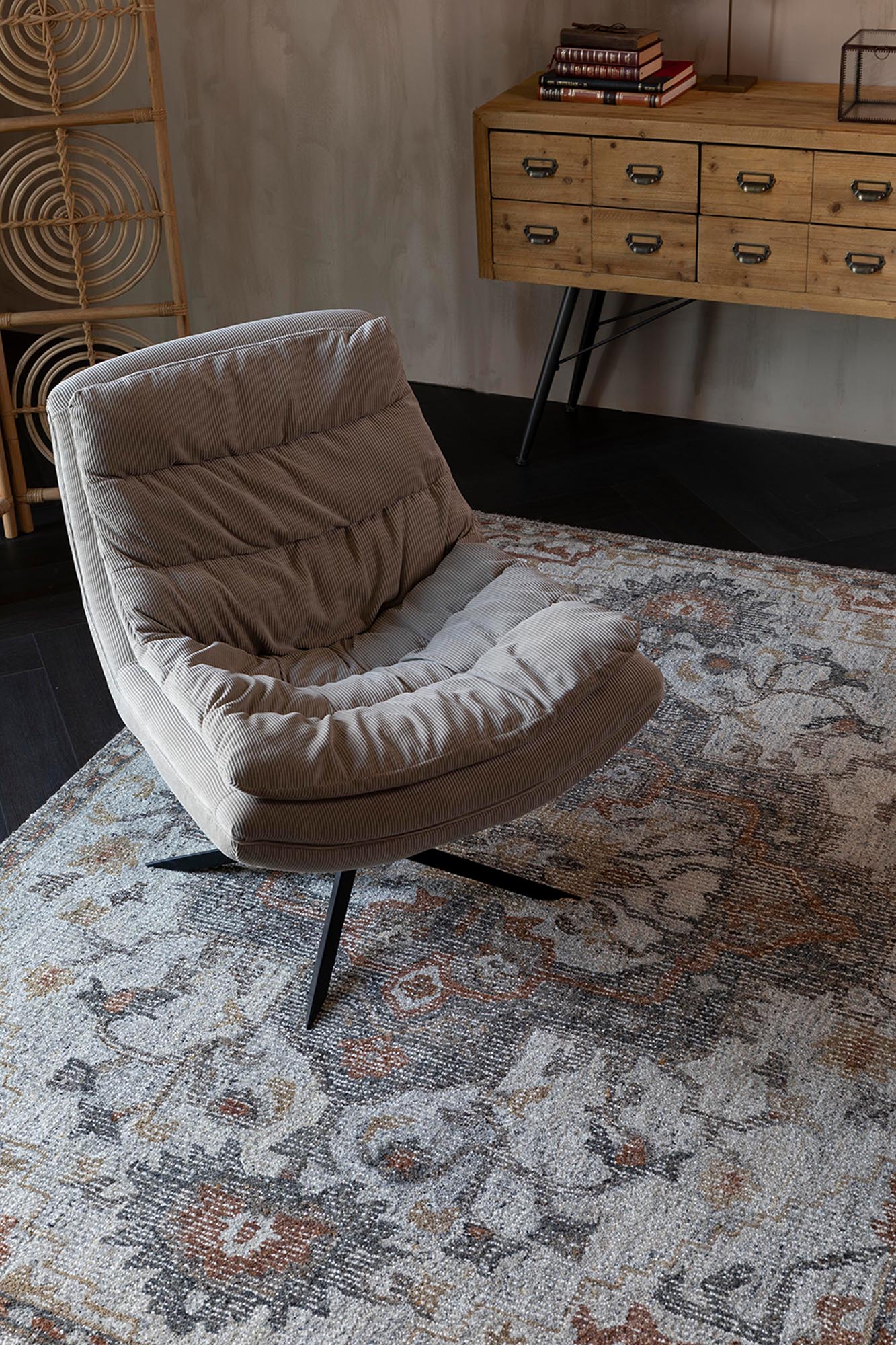 Teppich Amori von Dutchbone: Stilvolle Eleganz und Gemütlichkeit für Ihr Zuhause. Perfekt für ein modernes Ambiente.